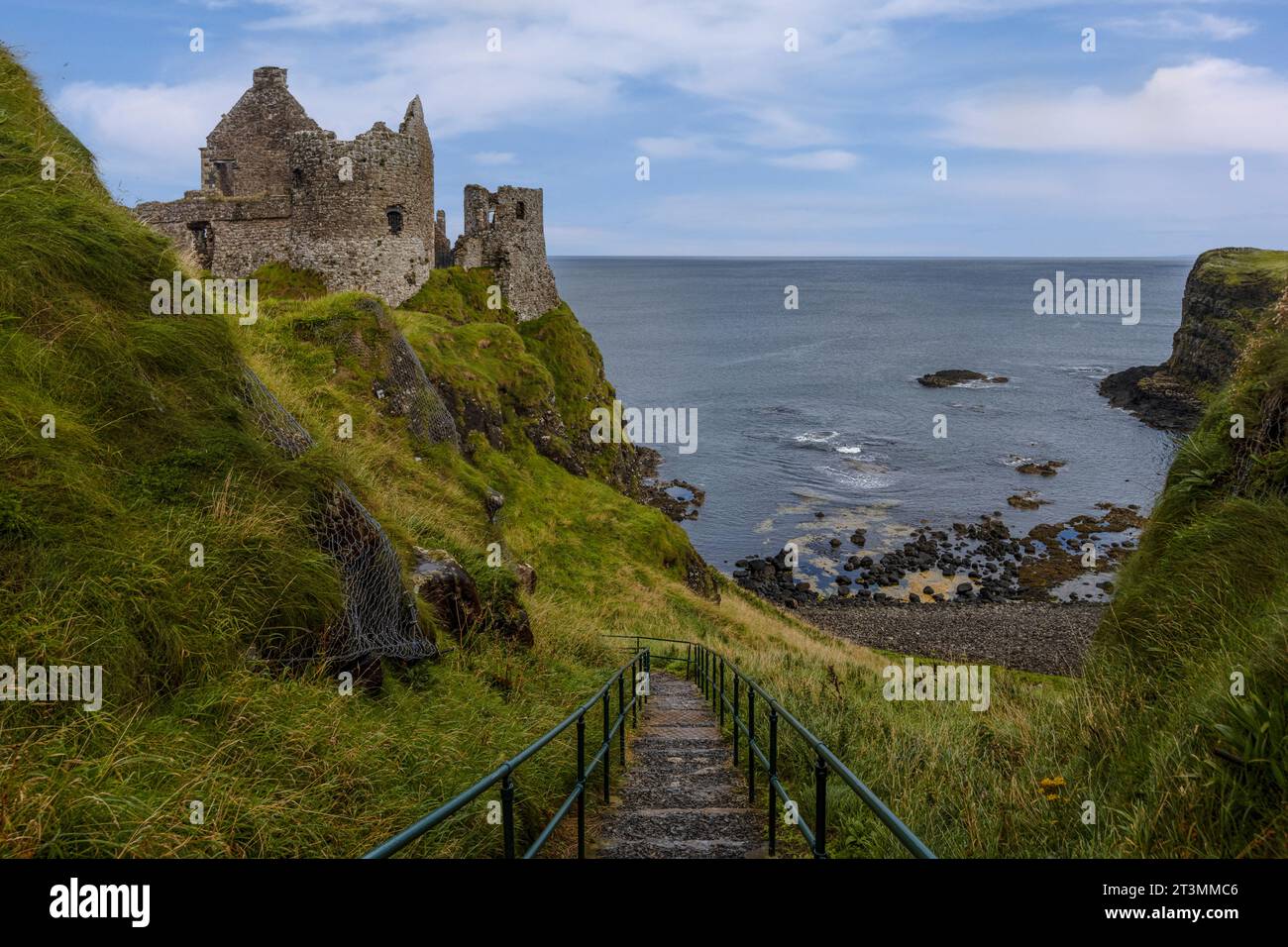 Le château de Dunluce est un château médiéval en ruine situé sur la côte d'Antrim en Irlande du Nord. Banque D'Images