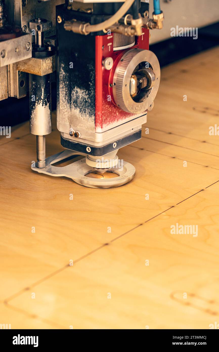 Découpe au laser du bois. Technologie industrielle de machine moderne Banque D'Images