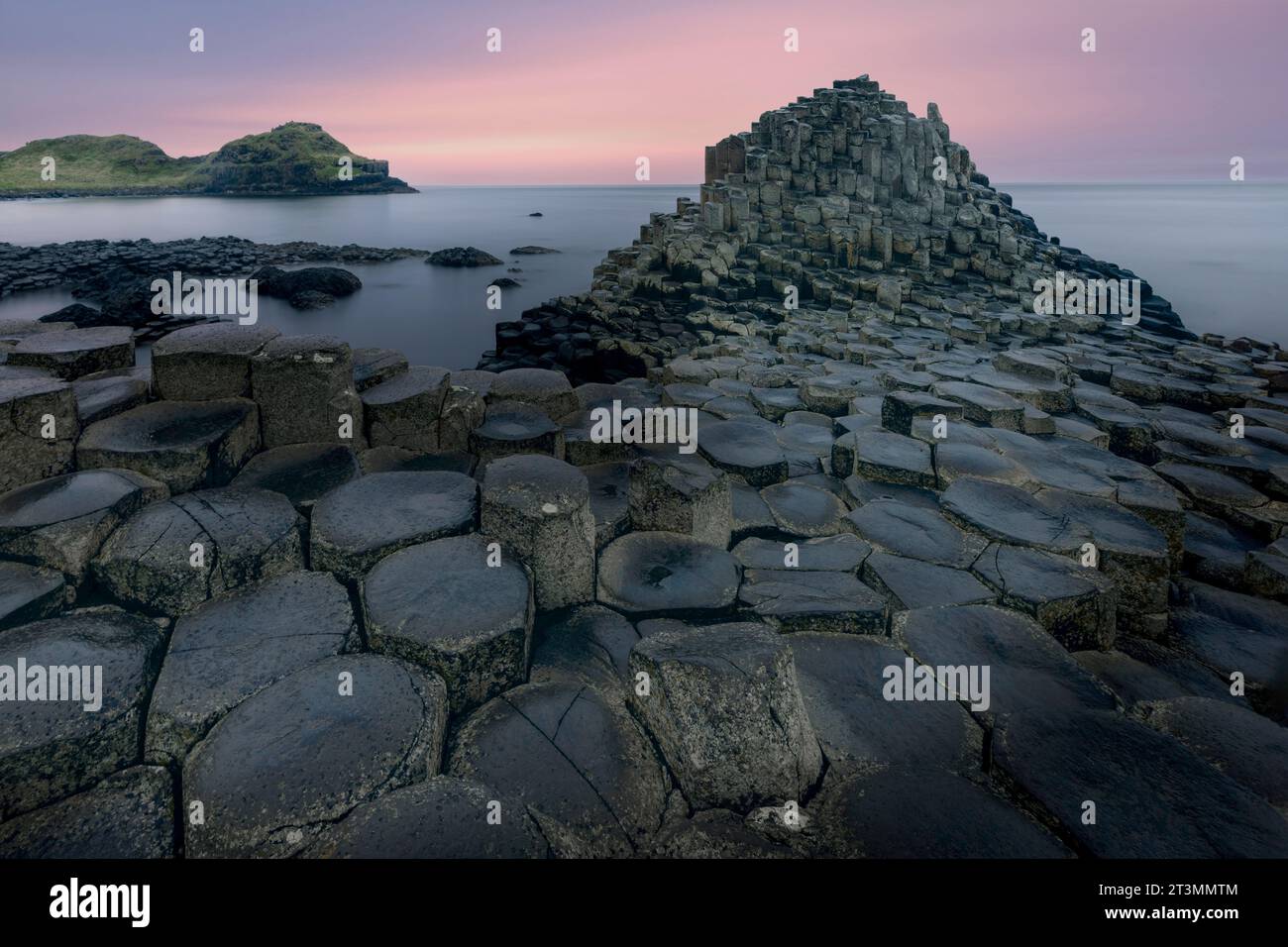 La chaussée des géants est un site classé au patrimoine mondial de l'UNESCO situé sur la côte de l'Irlande du Nord. C'est une merveille géologique composée de plus de 40 000 int Banque D'Images