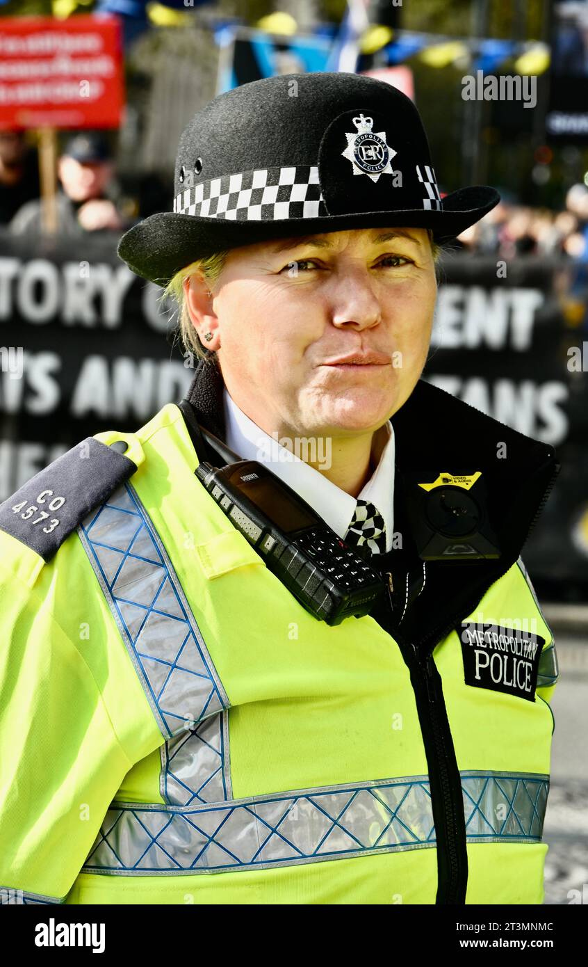 Femme officier de police métropolitaine, Whitehall, Londres, Royaume-Uni Banque D'Images