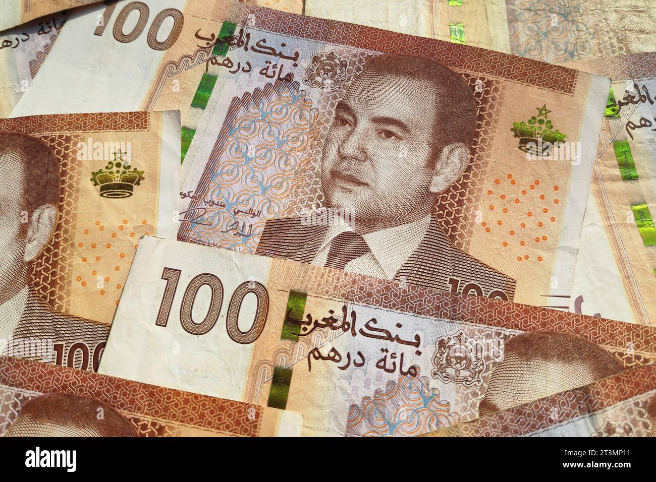 Gros plan sur une pile de 100 billets de banque marocains en dirham. Banque D'Images