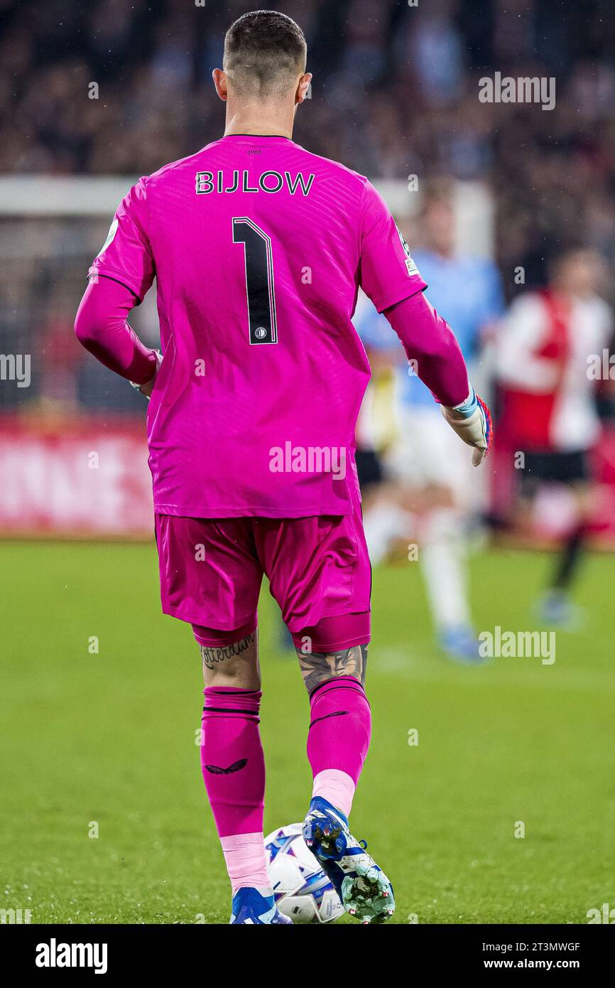 ROTTERDAM - le gardien de but de Feyenoord Justin Bijlow avec un tatouage sur la jambe lors du match de groupe E de l'UEFA Champions League entre Feyenoord et SS Lazio au Feyenoord Stadium de Kuip le 25 octobre 2023 à Rotterdam, pays-Bas. ANP | Hollandse Hoogte | COR LASKER Banque D'Images