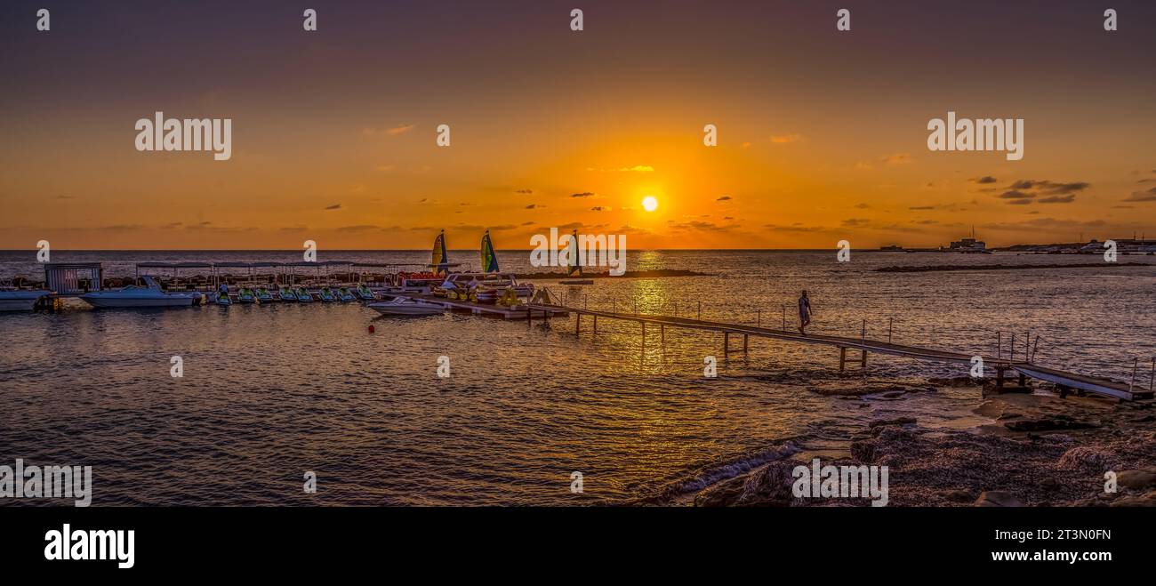 Coucher de soleil, mer, paysage marin, jetée, Paphos, Chypre Banque D'Images