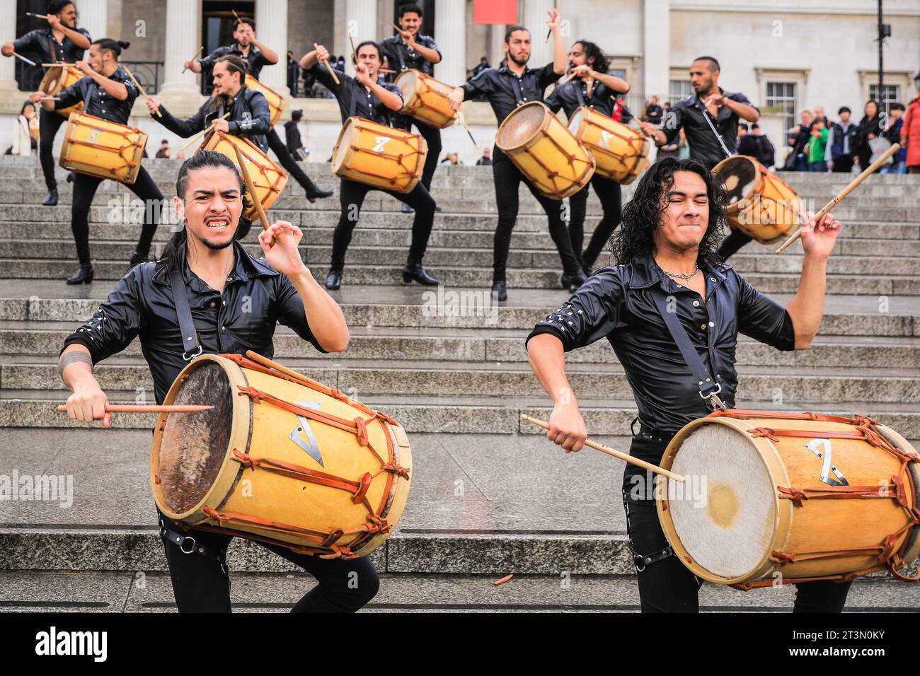 Londres, Royaume-Uni. 26 octobre 2023. Dans une version énergique du Malambo argentin traditionnel, tous les hommes de la troupe Malevo présentent un spectacle de danse avec des éléments de flamenco et des tambours pulsants sur les marches principales de Trafalgar Square. Malevo se produira au Sadler's Wells Peacock Theatre du 31 octobre au 4 novembre Crédit : Imageplotter/Alamy Live News Banque D'Images