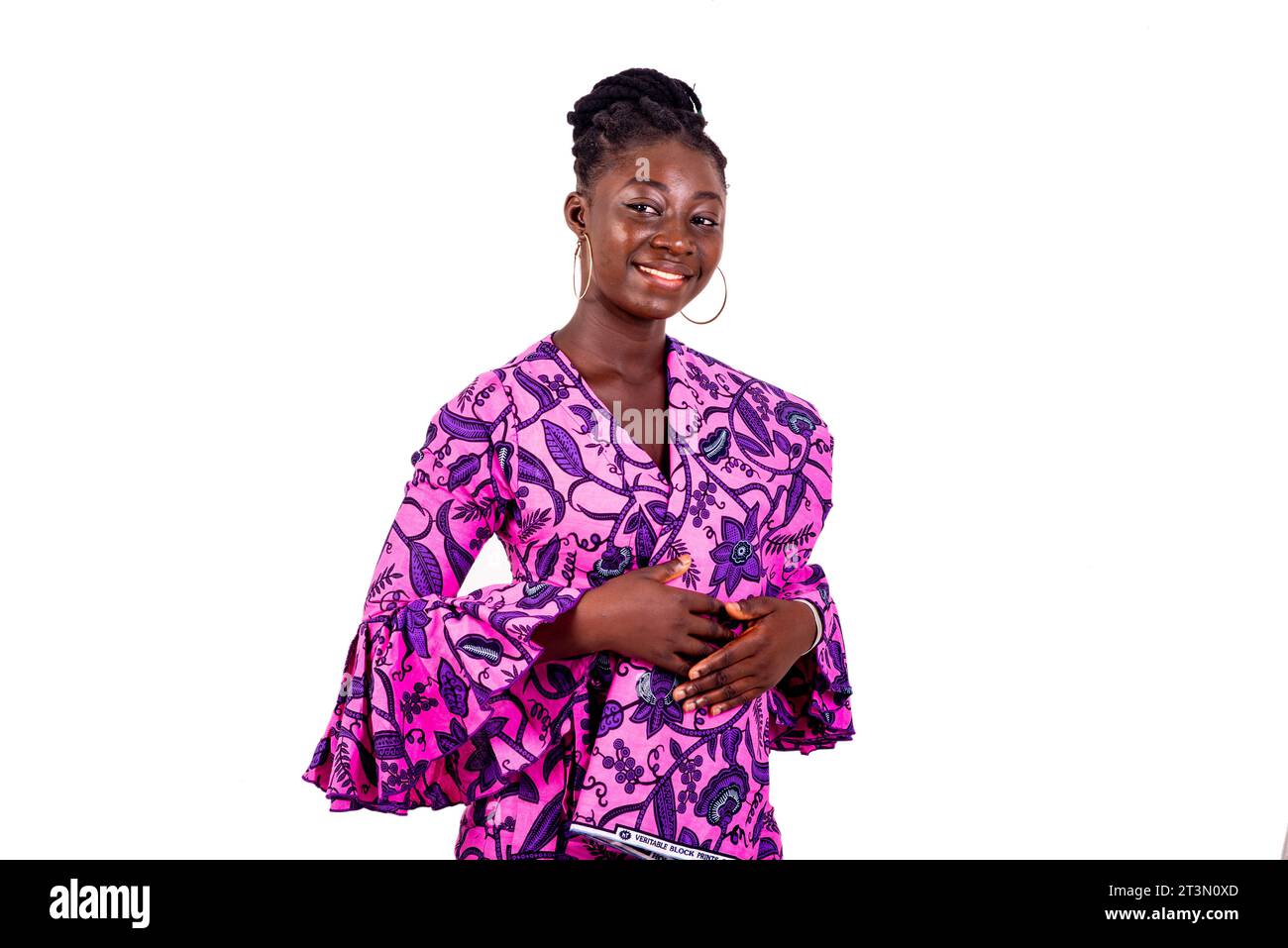 Portrait d'une belle jeune femme d'affaires africaine portant un lointain traditionnel tout en souriant à la caméra. Banque D'Images