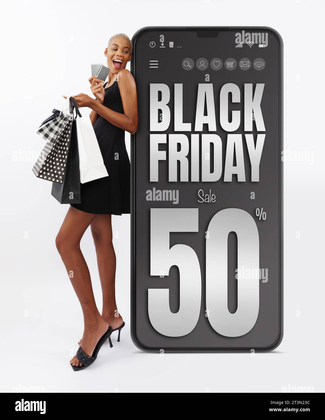 Black Friday shopping en ligne, femme noire très heureuse pour les achats effectués montrant des cartes de crédit et des sacs shopper. Isolé sur fond blanc avec grand Banque D'Images