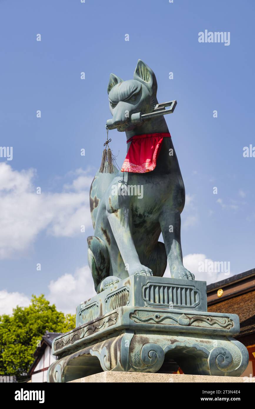 Photo d'une statue de renard au sanctuaire Fushimi Inari, district de Kyoto, Japon Banque D'Images