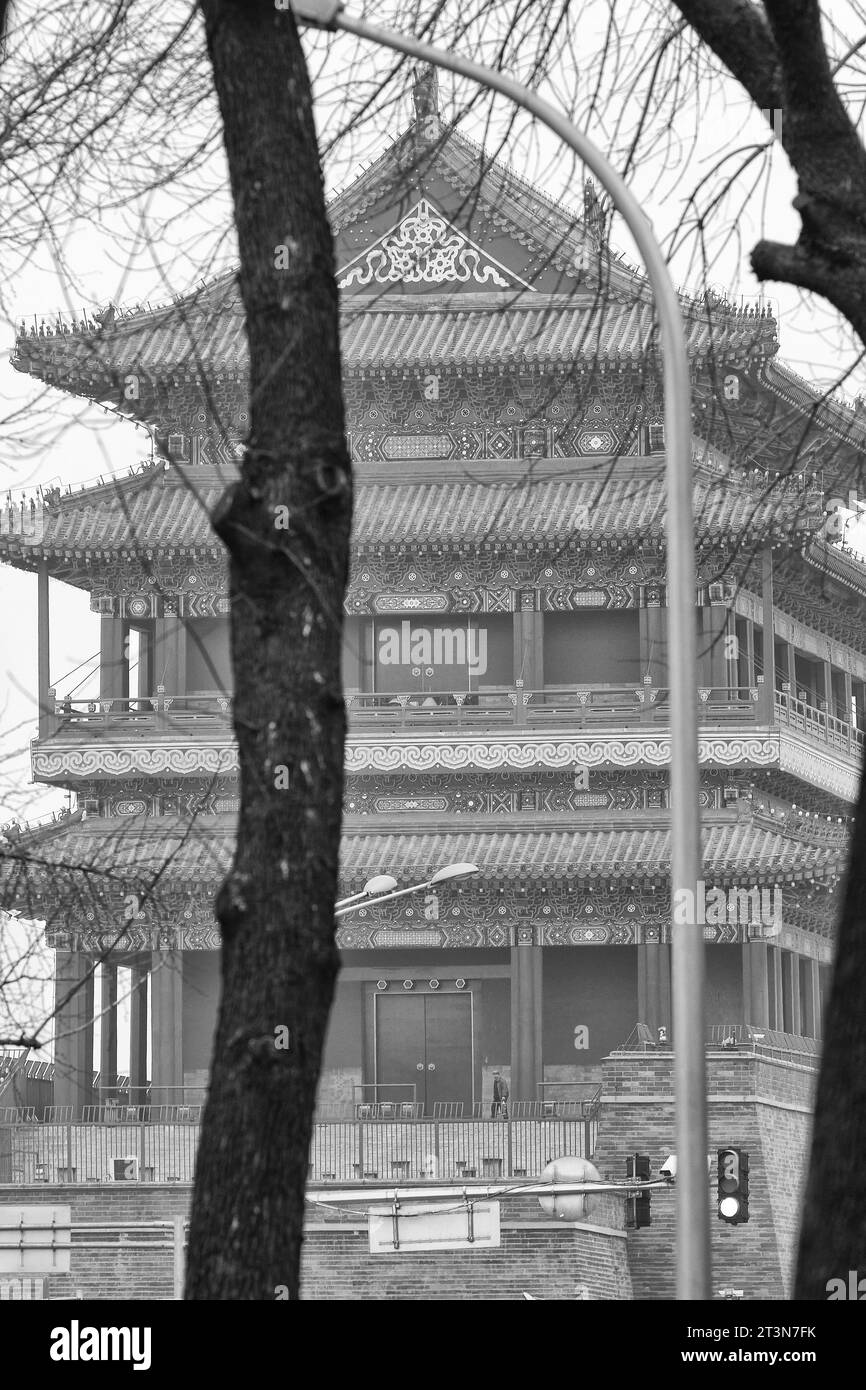 Photo en noir et blanc de l'élévation latérale à Zhengyangmen ou Qianmen, la porte qui gardait autrefois l'entrée de Pékin historique, en Chine. Banque D'Images