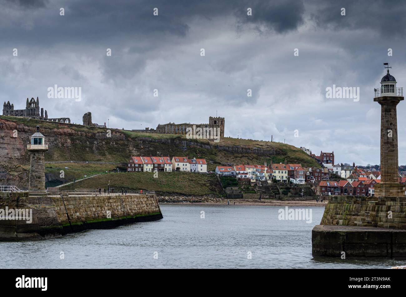 L'abbaye de Whitby est un magnifique monastère chrétien du 7e siècle. C'est la ruine du château de Dracula au sommet de la ville de Whitby dans le nord de l'Angleterre. Banque D'Images