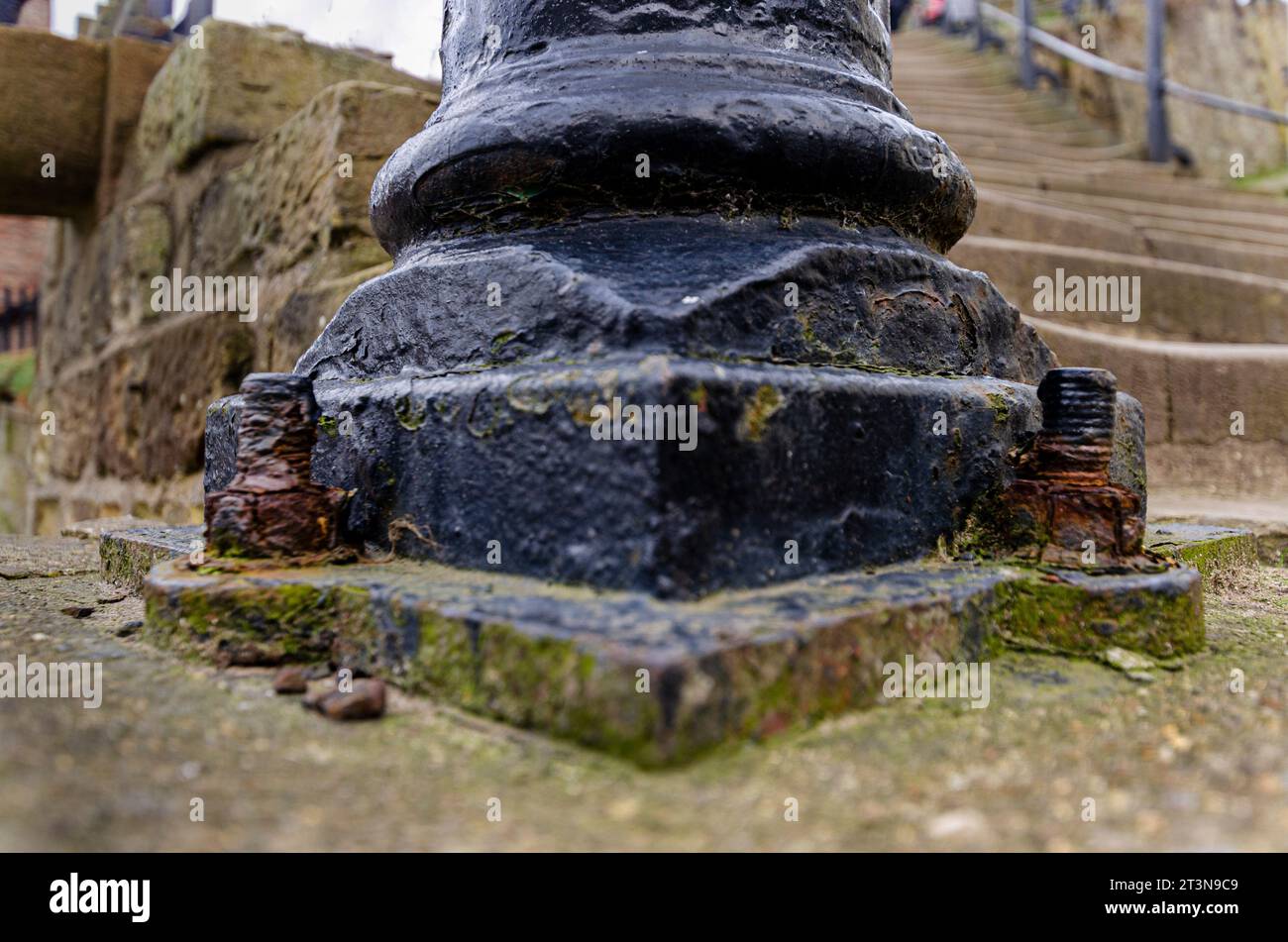 Vieux lampadaire près de longs escaliers dans la ville de Whitby. I. Banque D'Images