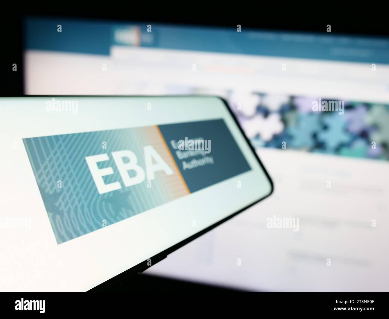 Téléphone portable avec logo de l'institution de l'UE Autorité bancaire européenne (ABE) devant le site Internet. Effectuez le focus sur la gauche de l'écran du téléphone. Banque D'Images