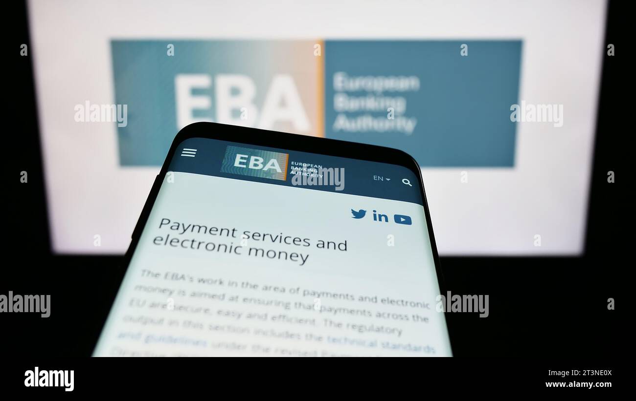 Téléphone portable avec le site Internet de l'institution de l'UE Autorité bancaire européenne (ABE) devant le logo. Effectuez le focus sur le coin supérieur gauche de l'écran du téléphone. Banque D'Images