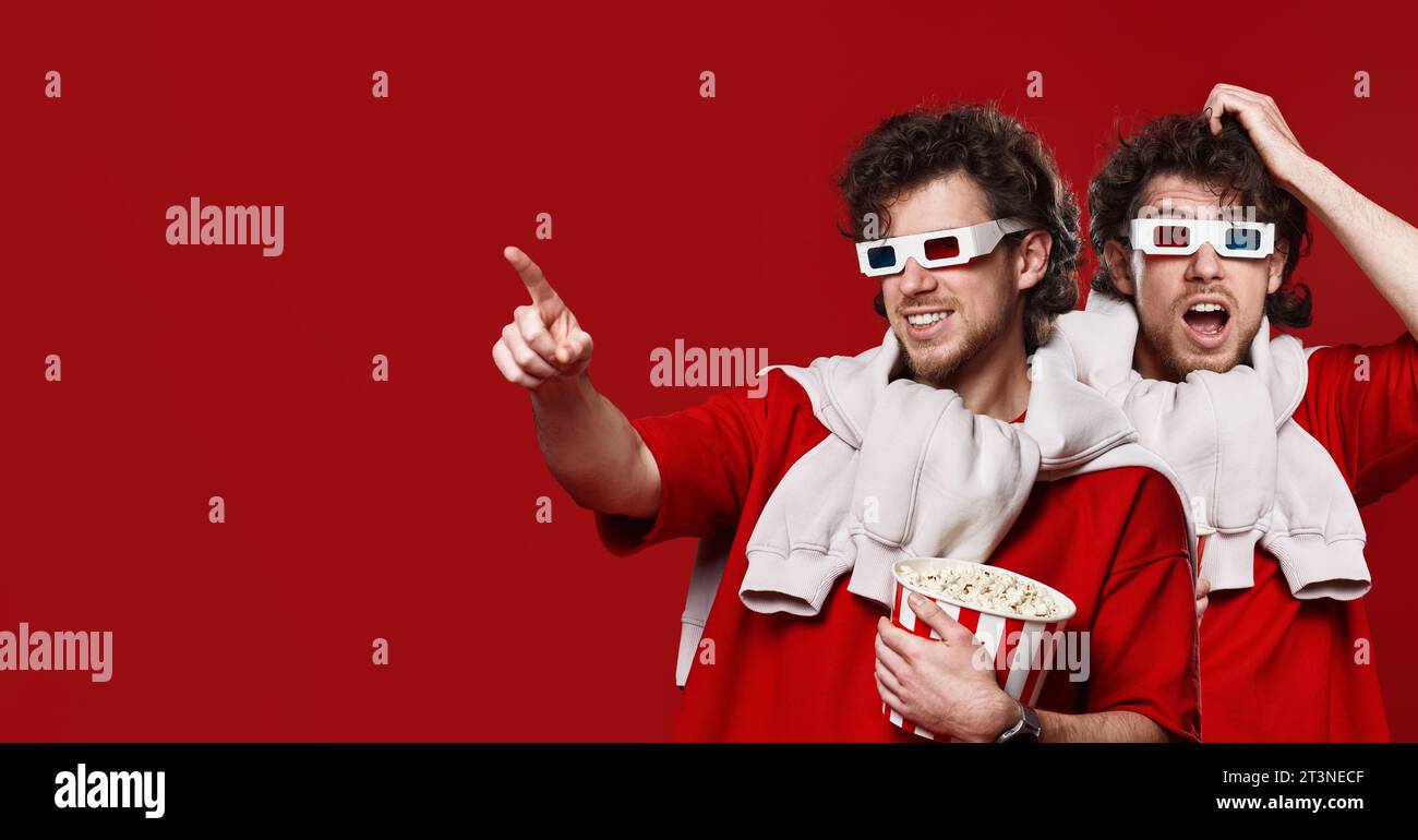 homme dans 3d verres tenant un grand seau de popcorns Banque D'Images