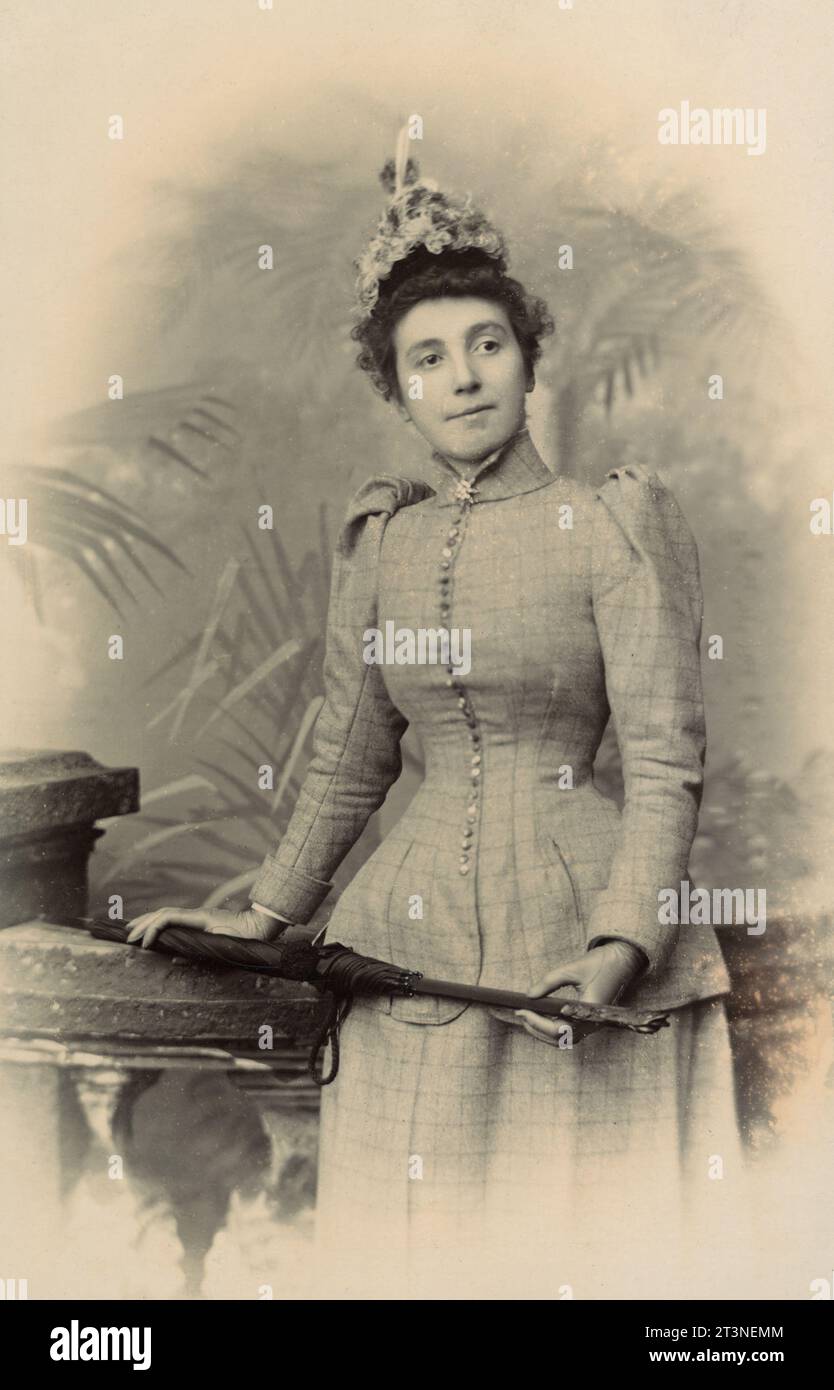 Femme avec parapluie dans le studio anglais Banque D'Images