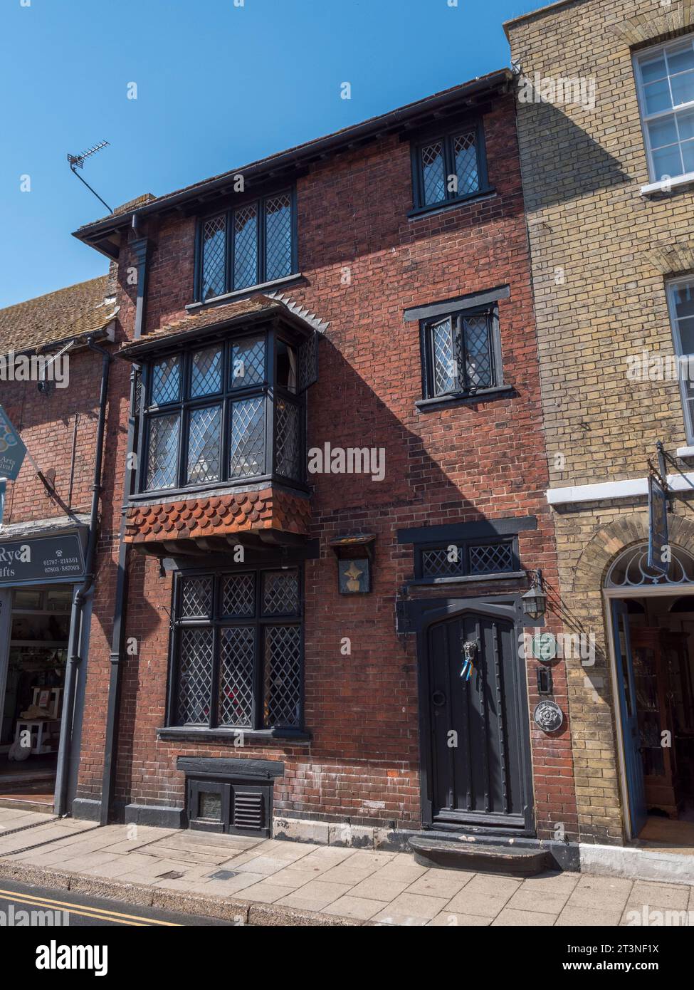 L'ancienne demeure du romancier Radclyffe Hall (1880-1943) sur High Street i n Rye, East Sussex, Royaume-Uni. Banque D'Images