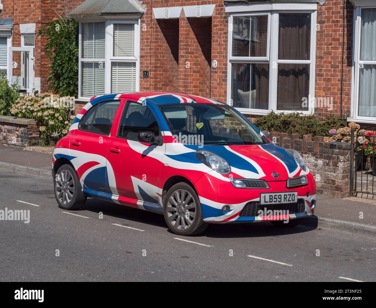 Une Nissan Micra aux couleurs du drapeau de l'Union à Rye, East Sussex, Royaume-Uni. Banque D'Images