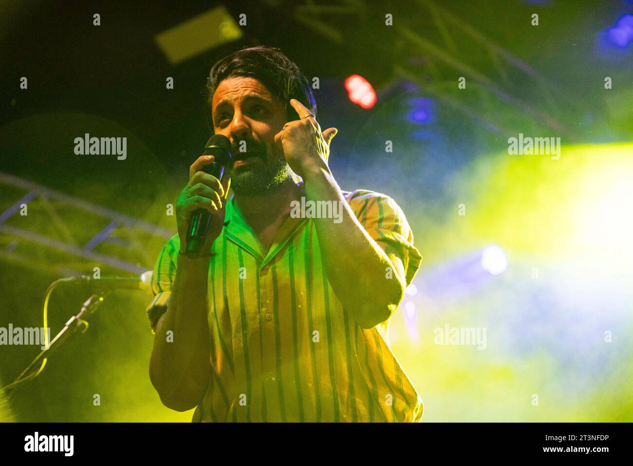 MILAN, ITALIE - 17 OCTOBRE : Sameer Gadhia de Young the Giant joue au Circolo Magnolia Segrate Milan le 17 octobre 2023 à Milan, Italie. (Photo de Roberto Finizio/NurPhoto) Banque D'Images