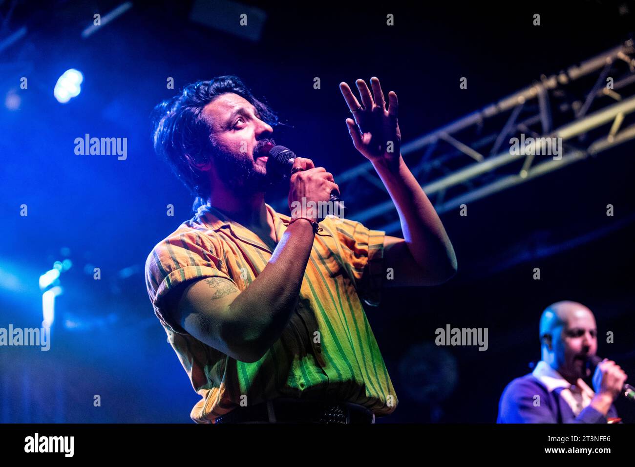 MILAN, ITALIE - 17 OCTOBRE : Sameer Gadhia de Young the Giant joue au Circolo Magnolia Segrate Milan le 17 octobre 2023 à Milan, Italie. (Photo de Roberto Finizio/NurPhoto) Banque D'Images