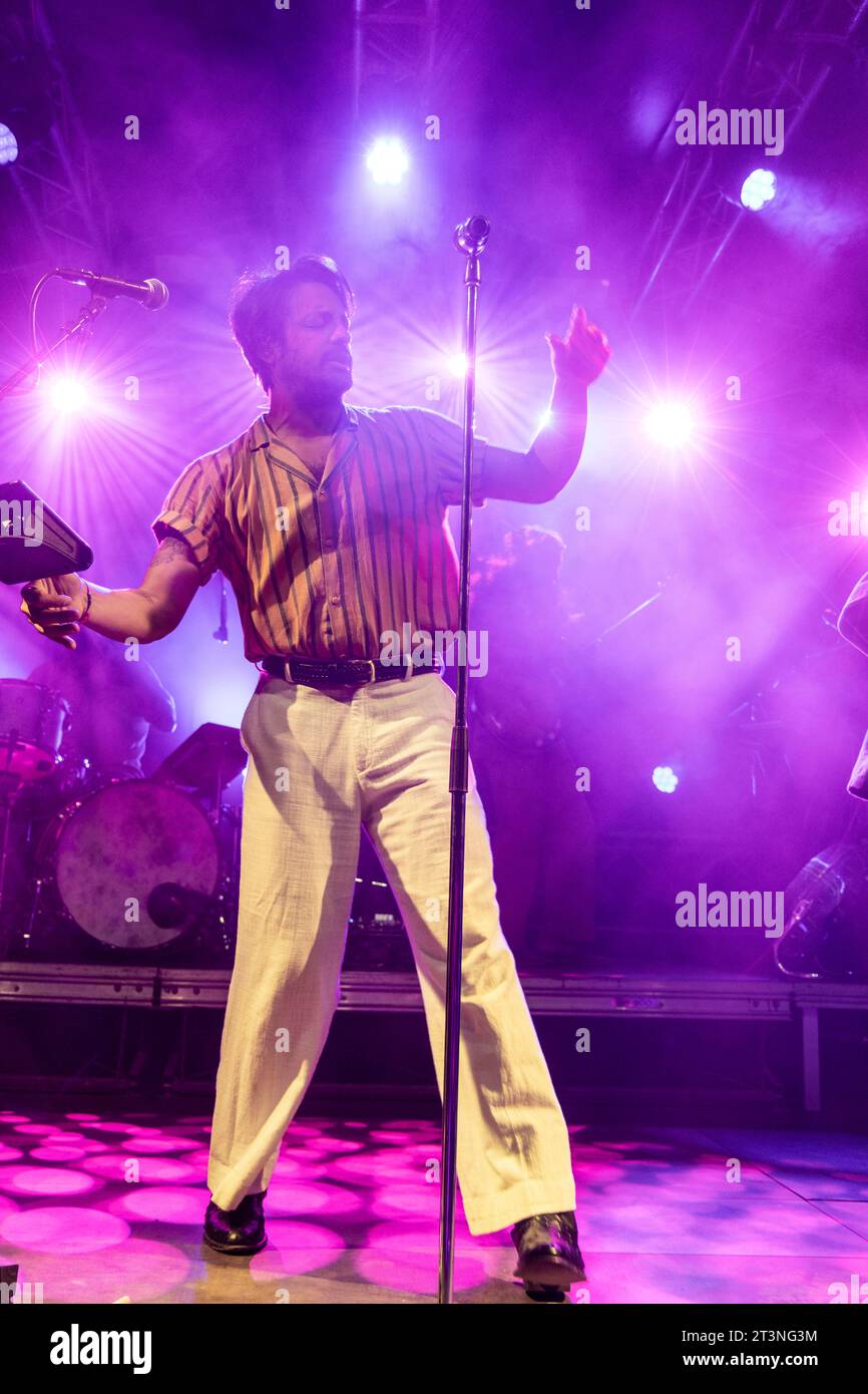 Milan, Italie. 17 octobre 2023. MILAN, ITALIE - 17 OCTOBRE : Sameer Gadhia de Young the Giant joue au Circolo Magnolia Segrate Milan le 17 octobre 2023 à Milan, Italie. (Photo de Roberto Finizio/NurPhoto) crédit : NurPhoto SRL/Alamy Live News Banque D'Images