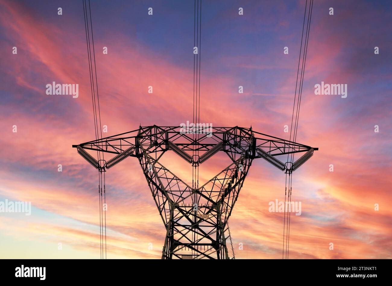 coucher de soleil sur la ligne électrique de transition énergétique Banque D'Images