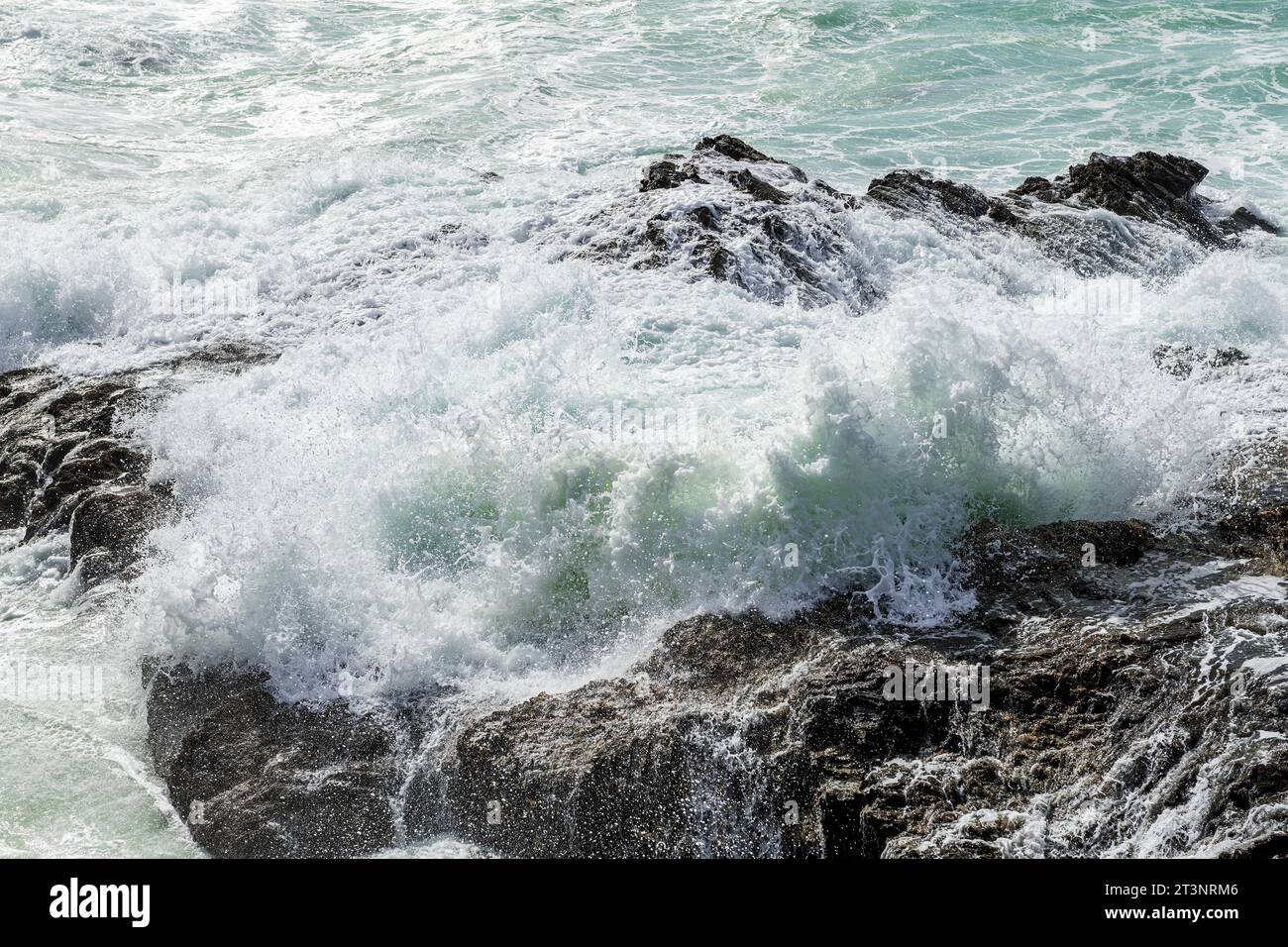 De grandes vagues écrasent le littoral près de Porto Covo, au Portugal Banque D'Images