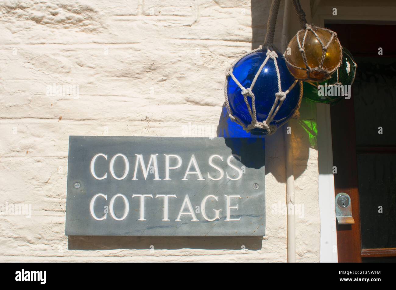 Nom de la maison à côté d'une porte dans un chalet près du port à Polperro, Cornwall. Royaume-Uni - John Gollop Banque D'Images