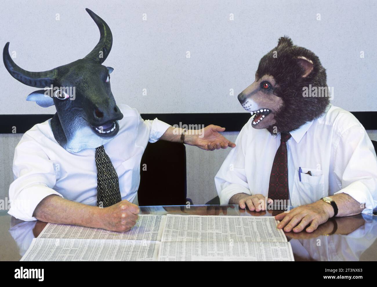 Discussion financière sur la gestion de patrimoine. Financement boursier. Wall Street Bull et Bear dans un bureau. Money, USA Bear Market, Bull Market. Stagflation Banque D'Images