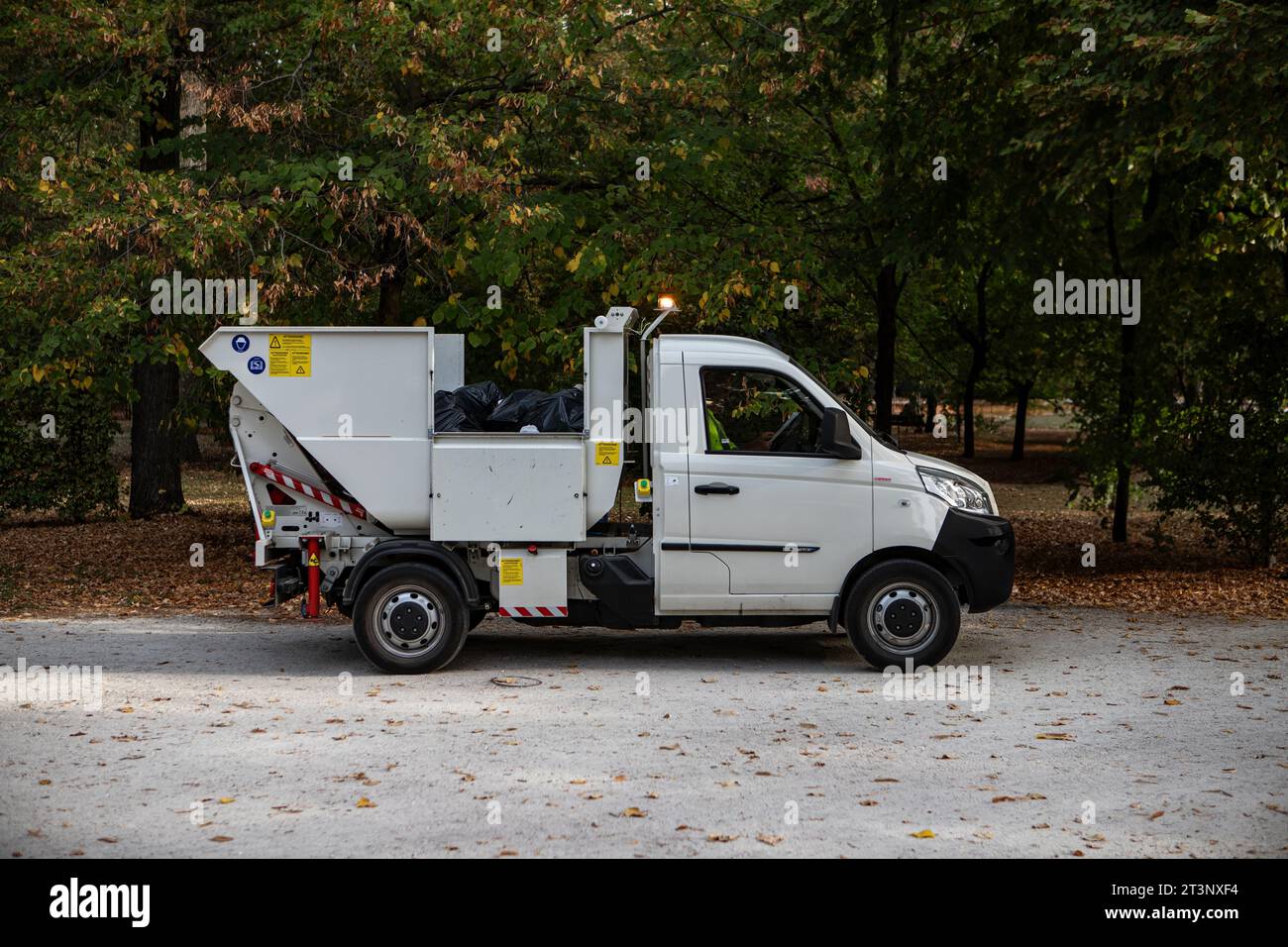 Camion poubelle dans le parc de la ville, photo prise le 10/15/2023 dans le centre de Parme Italie Banque D'Images