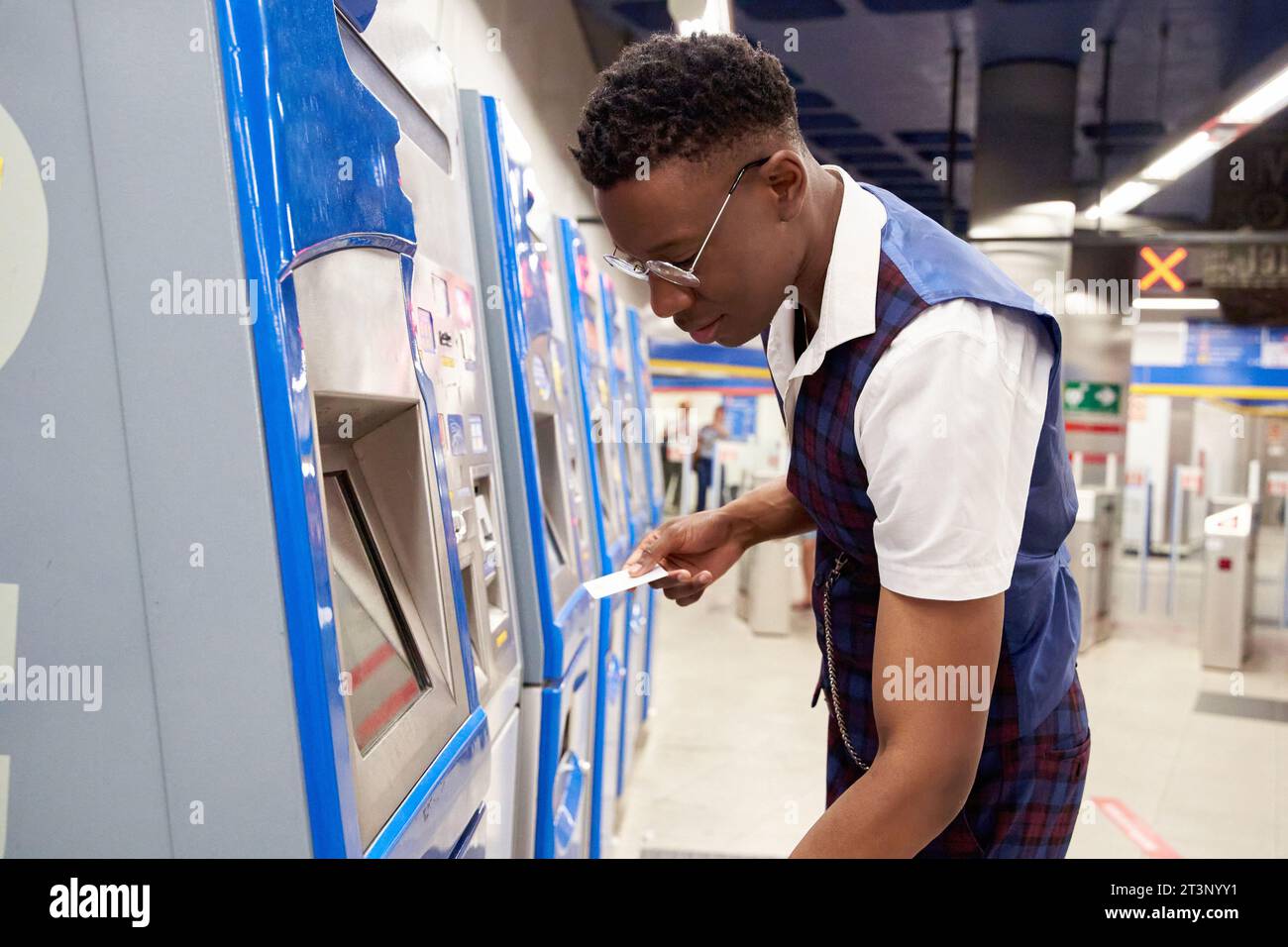 homme afro-américain élégant utilisant le terminal pour acheter un billet sur le métro Banque D'Images