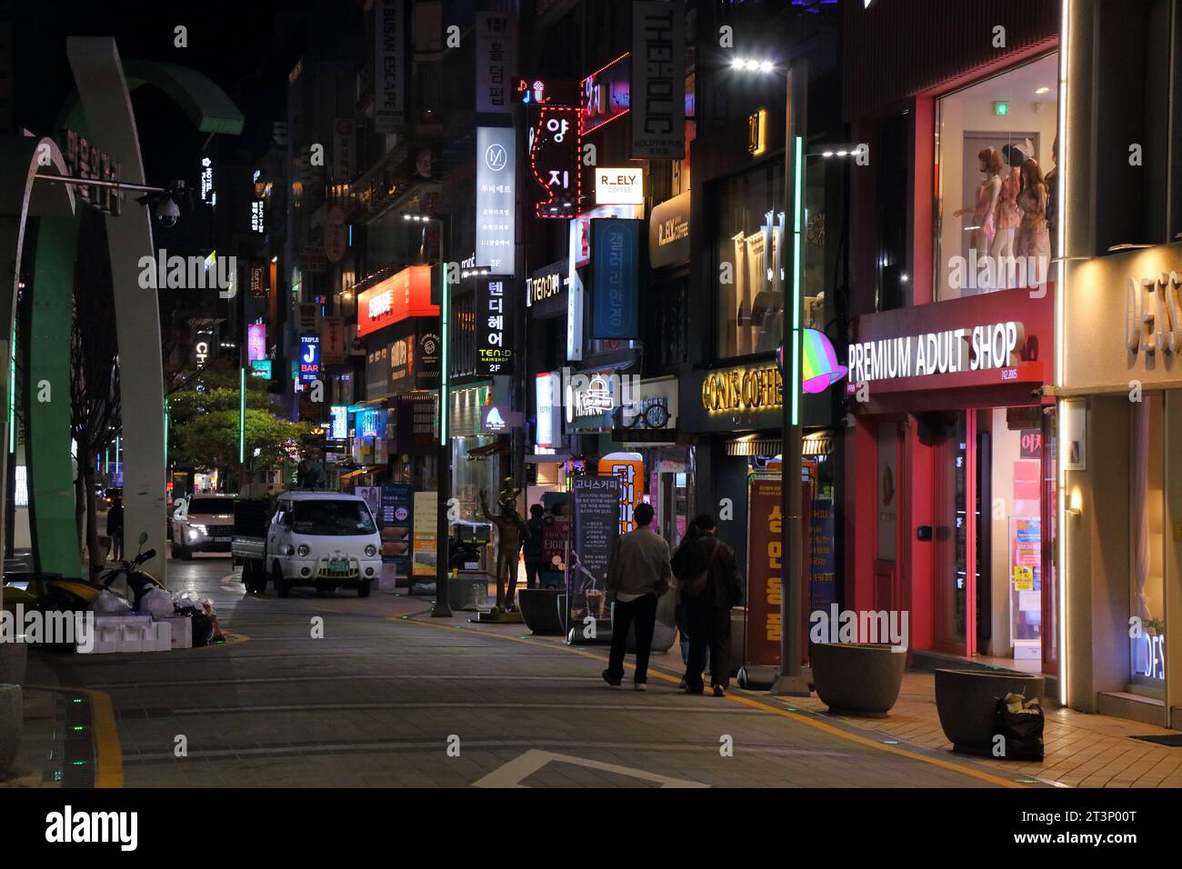 BUSAN, CORÉE DU SUD - 27 MARS 2023 : les gens visitent les rues des restaurants de nuit avec des lumières au néon dans le quartier Nampo-dong à Busan. Banque D'Images