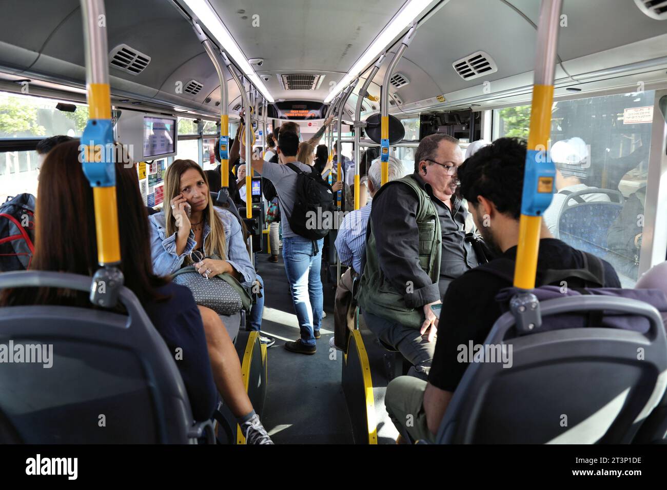 TEL AVIV, ISRAËL - 3 NOVEMBRE 2022 : les gens montent dans un bus de transport public à tel Aviv, Israël. Tel Aviv est le cent économique et technologique Banque D'Images
