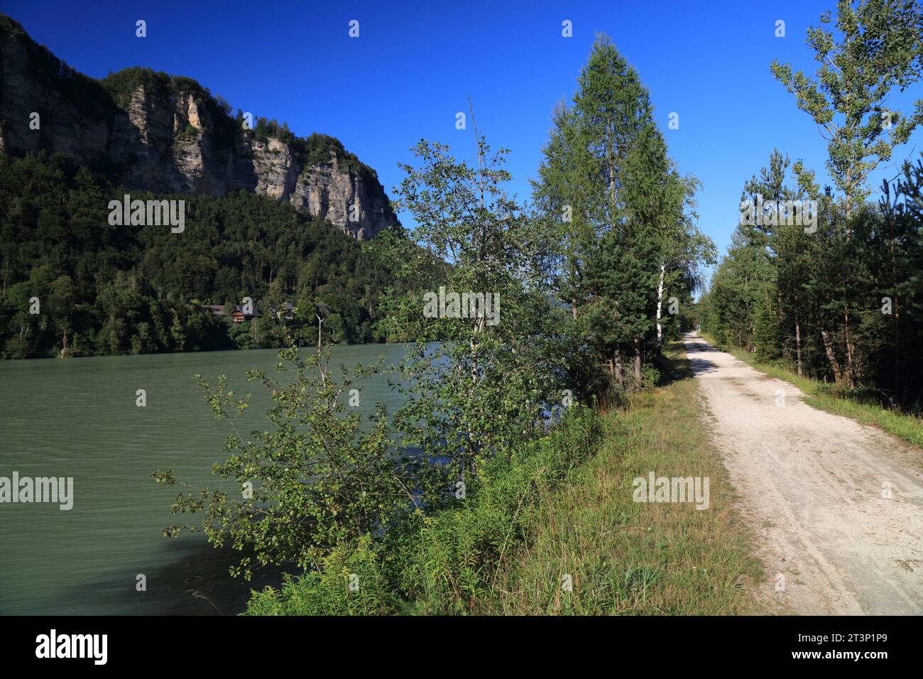 Piste cyclable de la rivière Drava (Drauradweg) dans l'état de Carinthie en Autriche. Piste cyclable longue distance. Piste cyclable en gravier. Banque D'Images