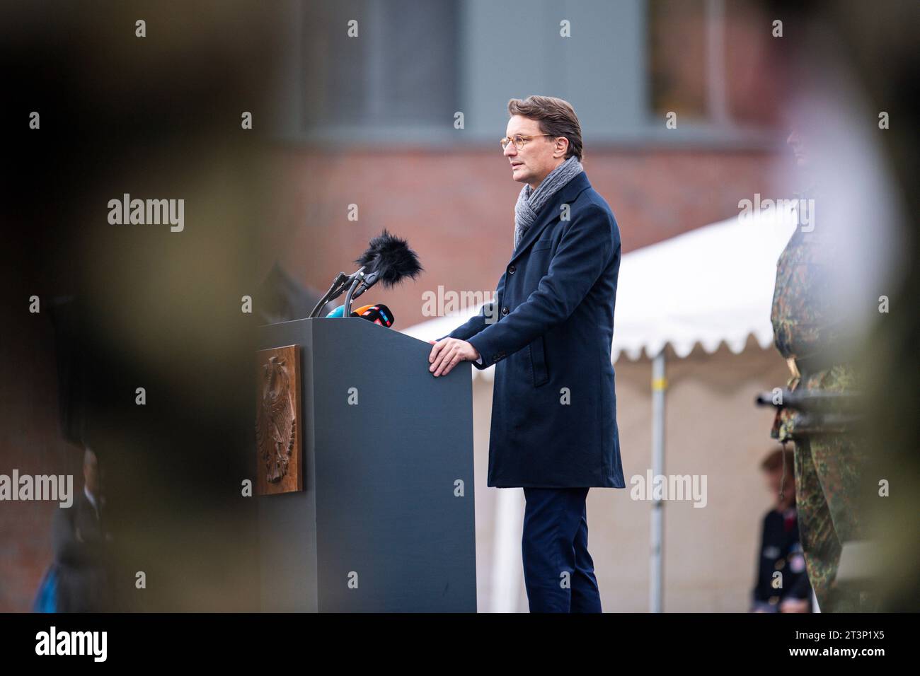 26.10.2023 - Hendrik Wüst besucht Lützow-Kaserne in Münster : der NRW-Ministerpräsident CDU beim Aufstellungsappell des Heimatschutzregiments 2 der Bundeswehr von Reservistinnen und Reservisten., Münster Nordrhein-Westfalen Deutschland Lützow-Kaserne *** 26 10 2023 Hendrik Wüst visite Lützow caserne à Münster la NRW Ministre Président CDU à l'appel nominal du Régiment de sécurité intérieure 2 des forces armées allemandes par les réservistes, Münster Rhénanie du Nord Westphalie Allemagne Lützow caserne crédit : Imago/Alamy Live News Banque D'Images