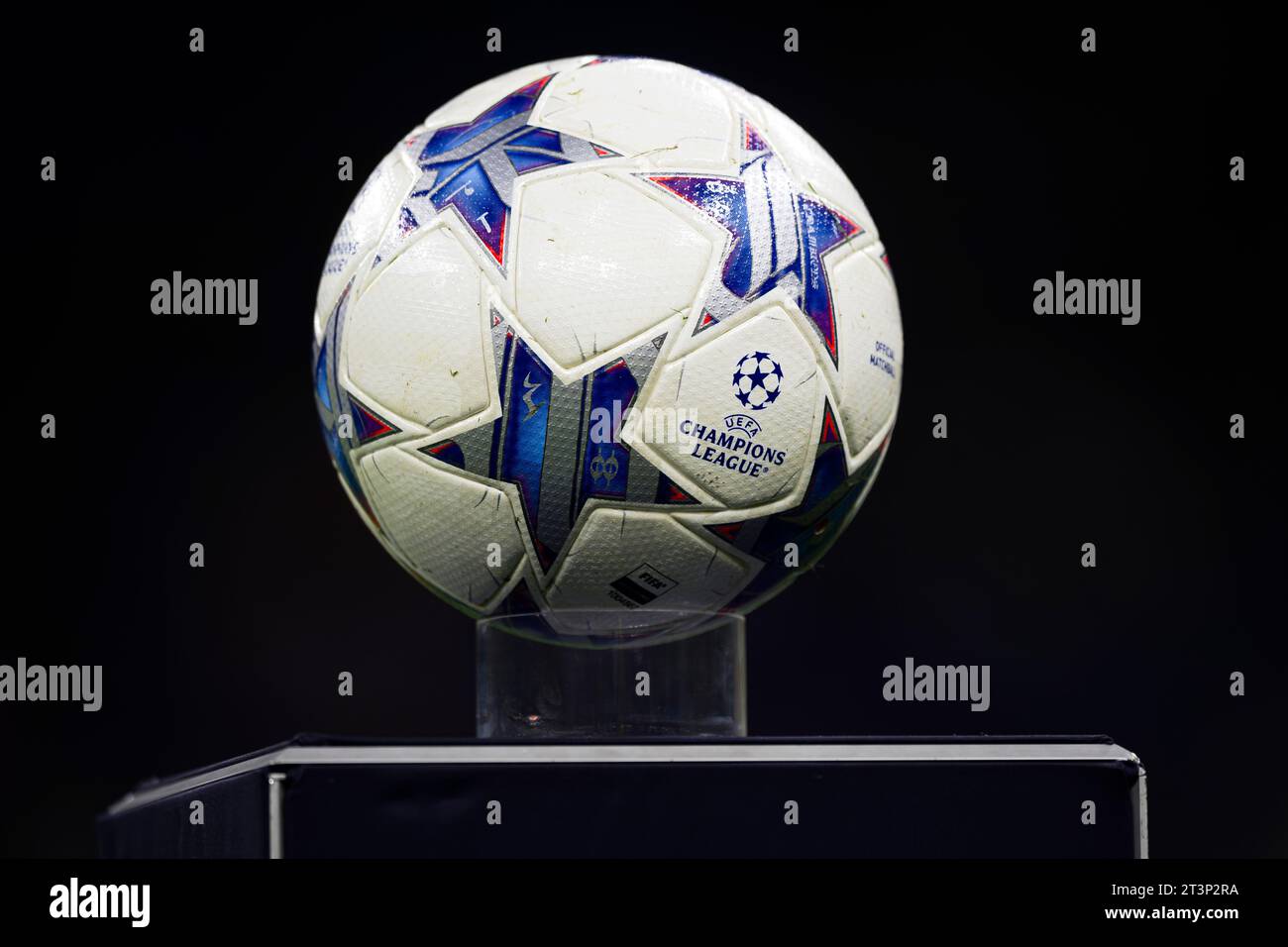Le ballon officiel de la Ligue des Champions Adidas 'finale 23' est vu sur un socle avant le match de football de l'UEFA Champions League entre le FC Internazionale et le RB Salzburg. Banque D'Images