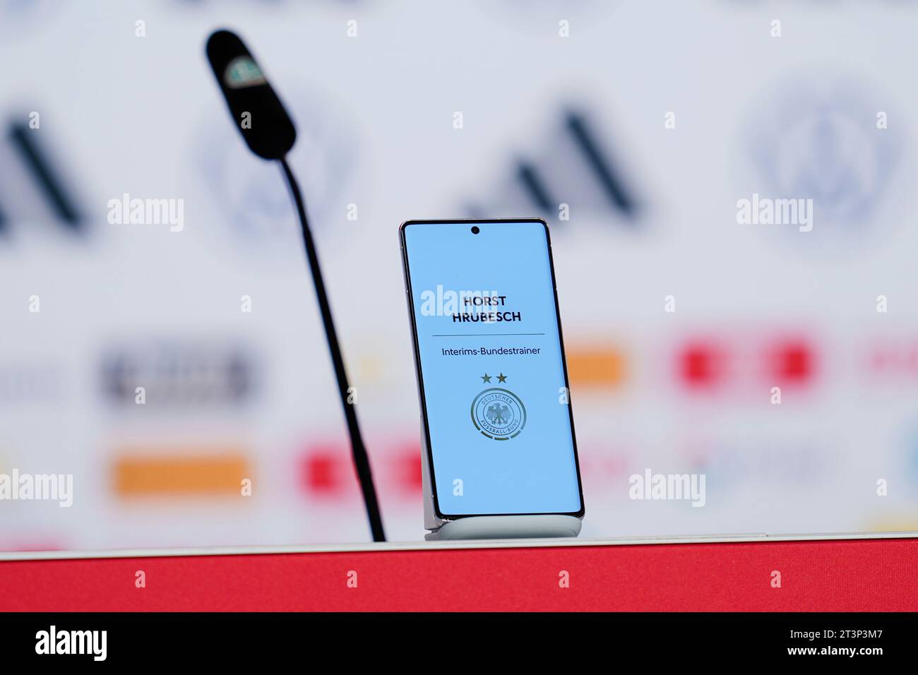 Sinsheim, Allemagne. 26 octobre 2023. Football, femmes, Ligue des Nations, Allemagne - pays de Galles, conférence de presse, PreZero Arena. Un téléphone portable avec l'inscription 'Horst Hrubesch Interim National coach' est sur le podium avant la conférence de presse. Crédit : Uwe Anspach/dpa/Alamy Live News Banque D'Images