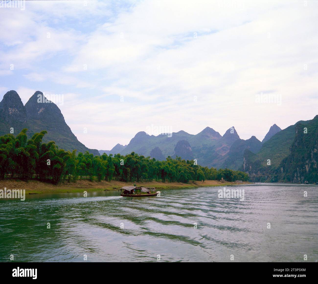 Chine. Province de Guangxi. Montagnes Yuecheng. Vue sur la rivière Li et bateau. Banque D'Images