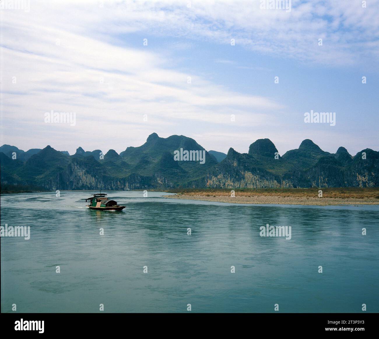 Chine. Province de Guangxi. Montagnes Yuecheng. Vue sur la rivière Li et bateau. Banque D'Images
