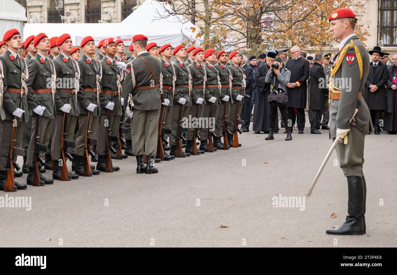 20223026 Nationalfeiertag 2023 Kranzniederlegung BP Van der Bellen WIEN, OESTERREICH - 26. OKTOBER : SoldatenInnen vor der Ankunft von dem Bundespraesident der Republik Oesterreich Alexander Van der Bellen und der Bundesministerin fuer Landesverteidigung Klaudia Tanner OeVP anlaesslich der Kranzniederlegung des Oesterreichischen Bundespraesidenten BEI den offiziellen Feicherbeim tag 2023 Nationbeicham 26. Oktober 2023 à Wien, Oesterreich. 231026 SEPA 17 002 Copyright : xIsabellexOuvrardx SEPAxMedia crédit : Imago/Alamy Live News Banque D'Images