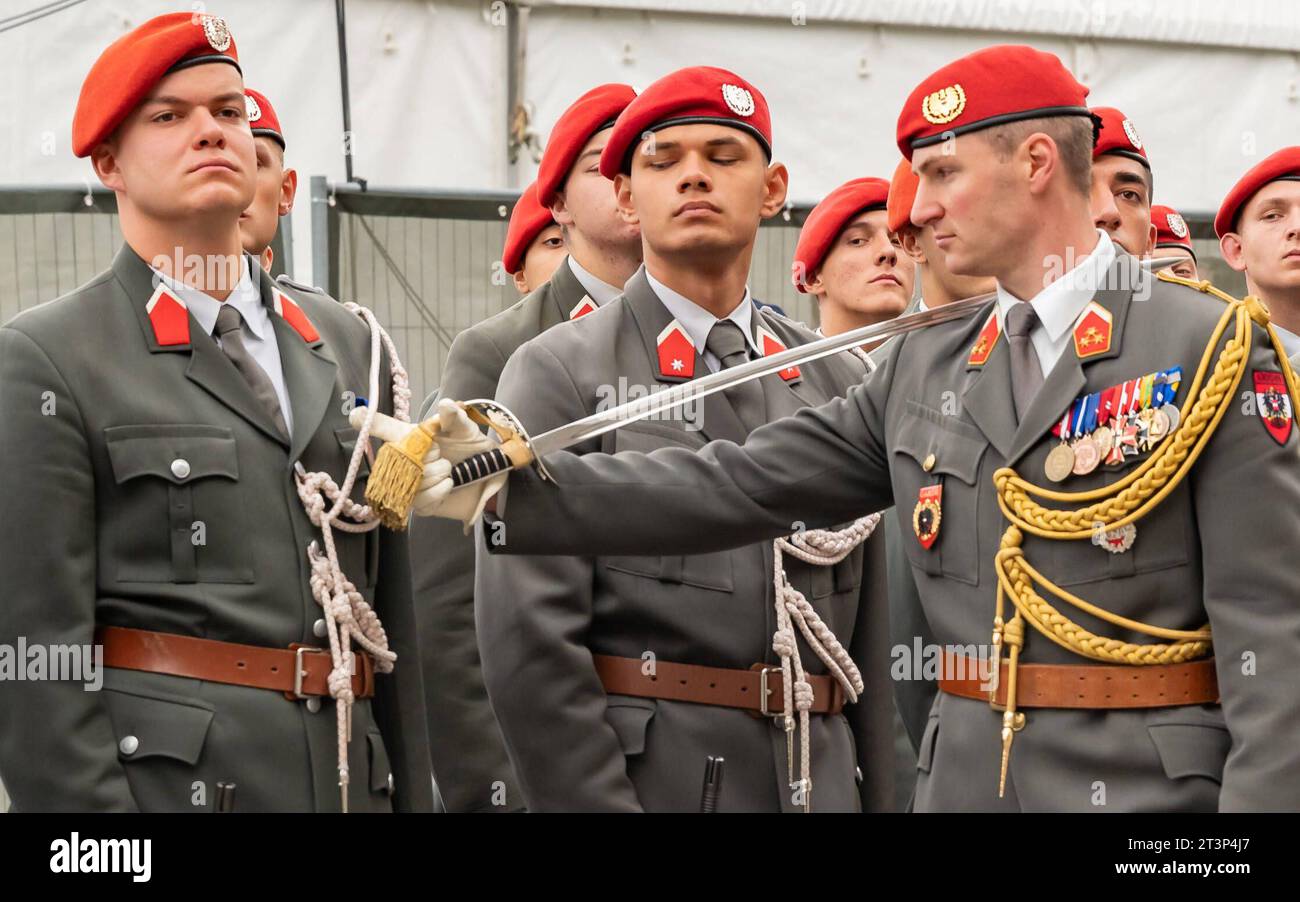 20223026 Nationalfeiertag 2023 Kranzniederlegung BP Van der Bellen WIEN, OESTERREICH - 26. OKTOBER : SoldatenInnen vor der Ankunft von dem Bundespraesident der Republik Oesterreich Alexander Van der Bellen und der Bundesministerin fuer Landesverteidigung Klaudia Tanner OeVP anlaesslich der Kranzniederlegung des Oesterreichischen Bundespraesidenten BEI den offiziellen Feicherbeim tag 2023 Nationbeicham 26. Oktober 2023 à Wien, Oesterreich. 231026 SEPA 17 005 Copyright : xIsabellexOuvrardx SEPAxMedia crédit : Imago/Alamy Live News Banque D'Images