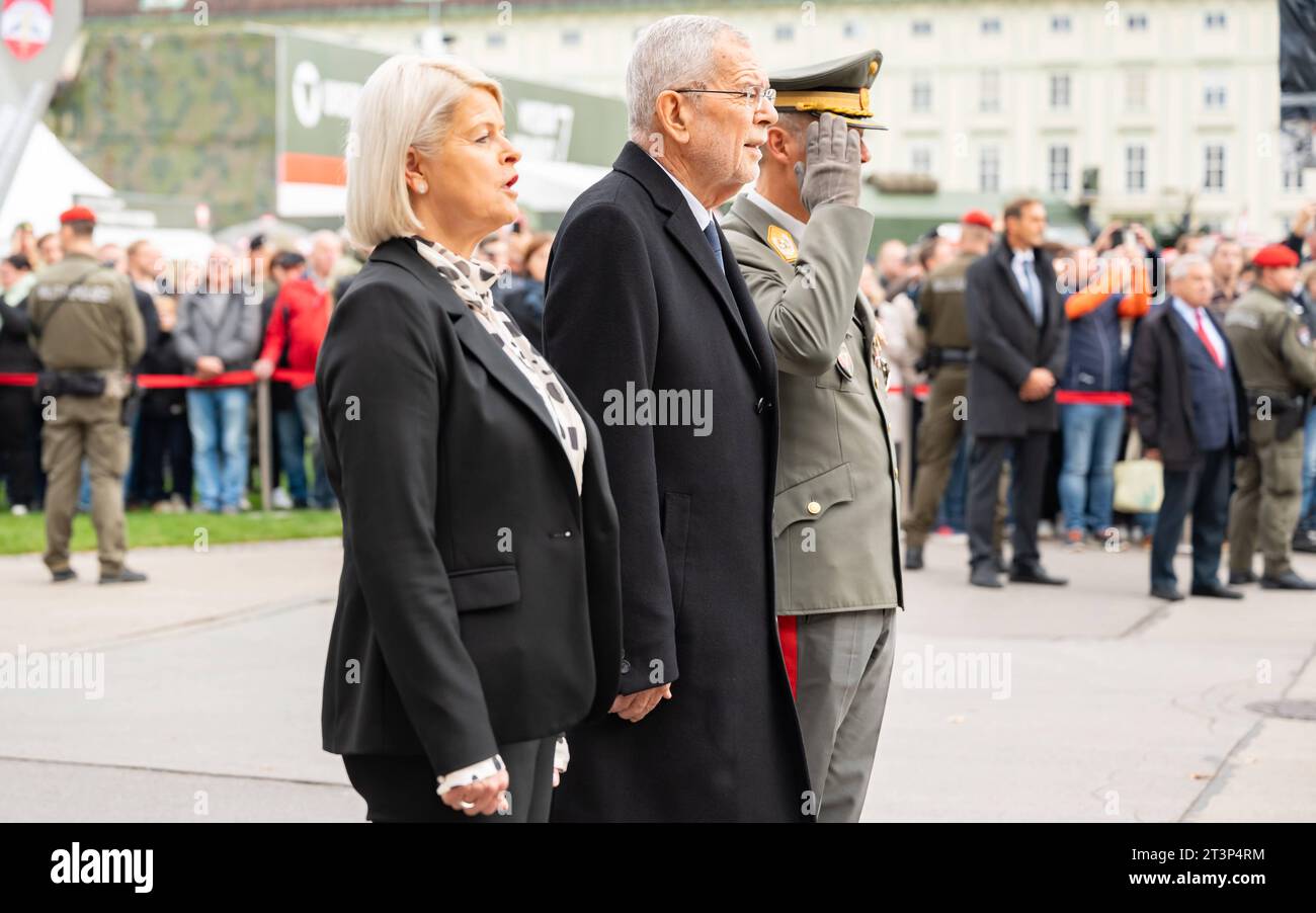 20223026 Nationalfeiertag 2023 Kranzniederlegung BP Van der Bellen WIEN, OESTERREICH - 26. OKTOBER : Bundesministerin fuer Landesverteidigung Klaudia Tanner OeVP, Bundespraesident der Republik Oesterreich Alexander Van der Bellen und Generalstabschef Rudolf Striedinger waehrend der Kranzniederlegung des Oesterreichischen Bundespraesidenten anlaesidenten anlaesidelich der Offizilich der Offizielam tag 2023 Nationbeim 26. Oktober 2023 à Wien, Oesterreich. 231026_SEPA_17_010 Copyright : xIsabellexOuvrardx SEPAxMedia crédit : Imago/Alamy Live News Banque D'Images