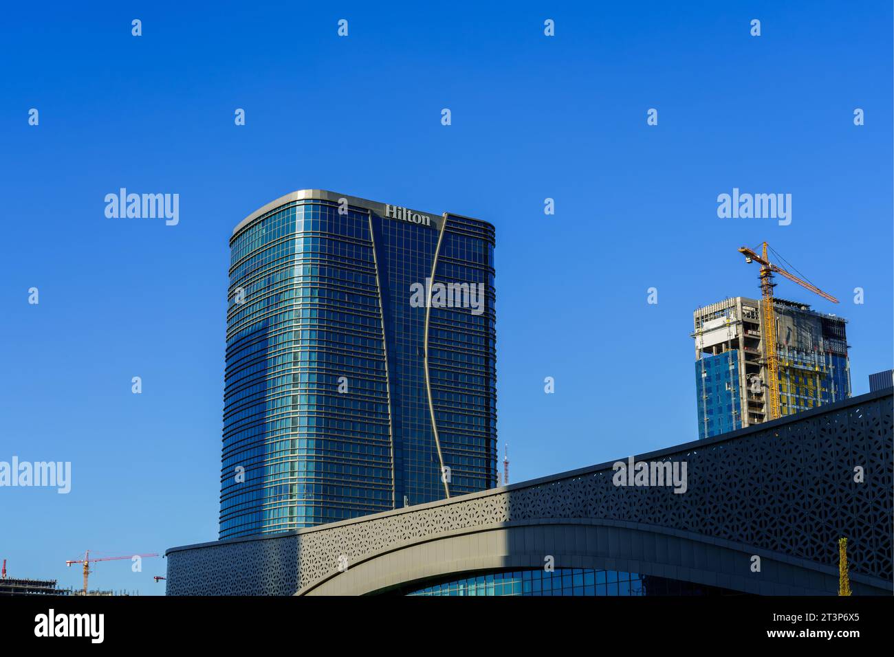 Ouzbékistan, Tachkent - 27 septembre 2023 : Construction de l'hôtel Hilton sur un fond de ciel bleu dans le quartier de la ville de Tachkent. Banque D'Images