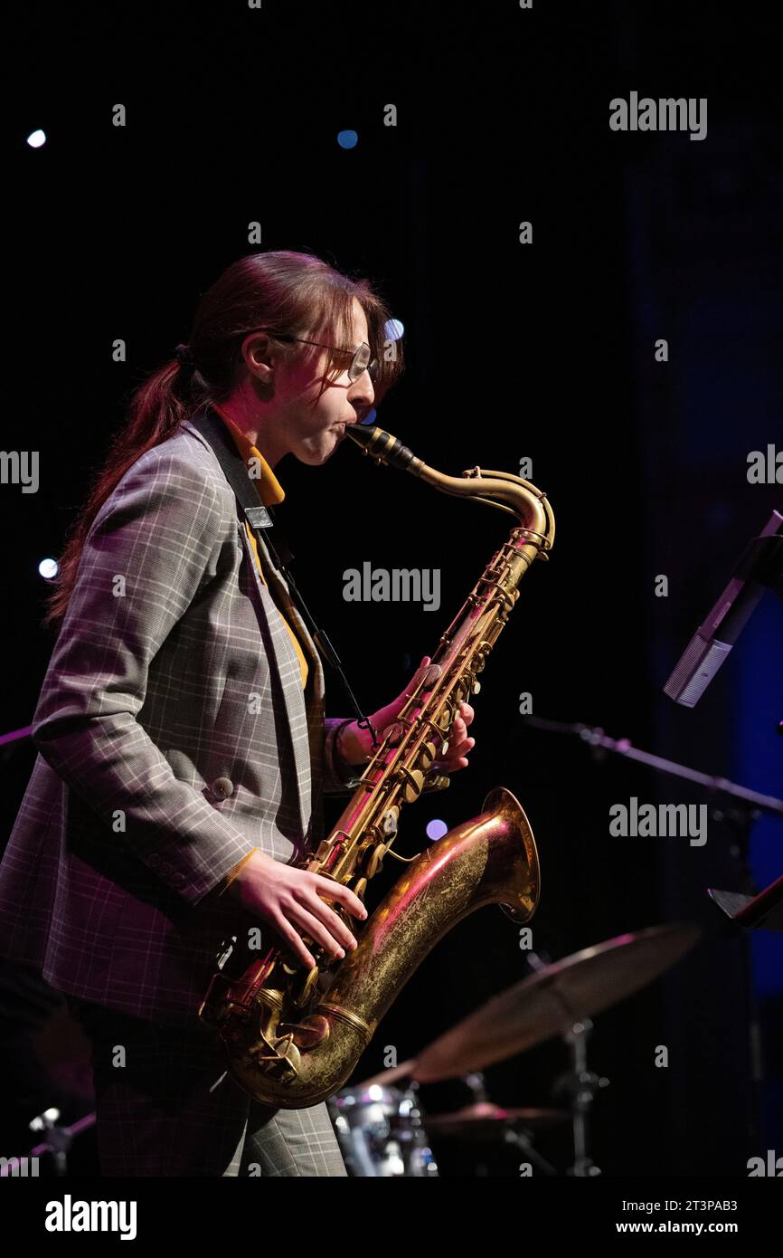Alex Clarke joue du sax ténor avec Alex Clarke Quartet, Scarborough Jazz Festival 2023 Banque D'Images