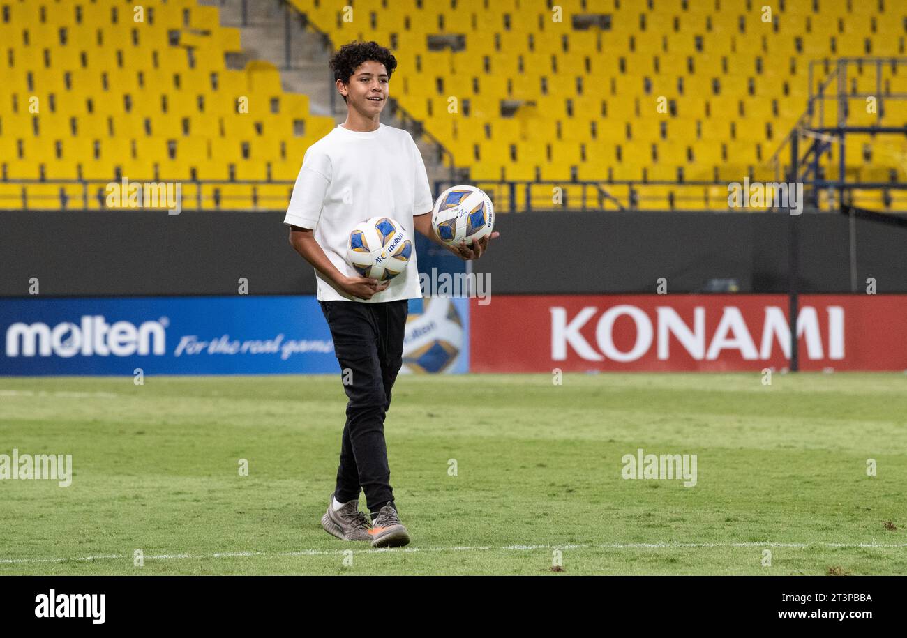 Cristiano Jr marche sur le terrain après le match jour 3 de l'AFC Champions League 2023-24 Groupe E entre Al-Nassr FC (KSA) et Al Duhail SC (QAT) à Al Awwal Park le 24 octobre 2023 à Riyad, Arabie Saoudite. Photo de Victor Fraile / Power Sport Images Banque D'Images