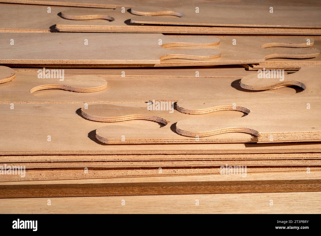 panneaux étroits de contreplaqué d'okoume avec joints de puzzle dans le kit  de construction de bateau stittch-and-glue Photo Stock - Alamy