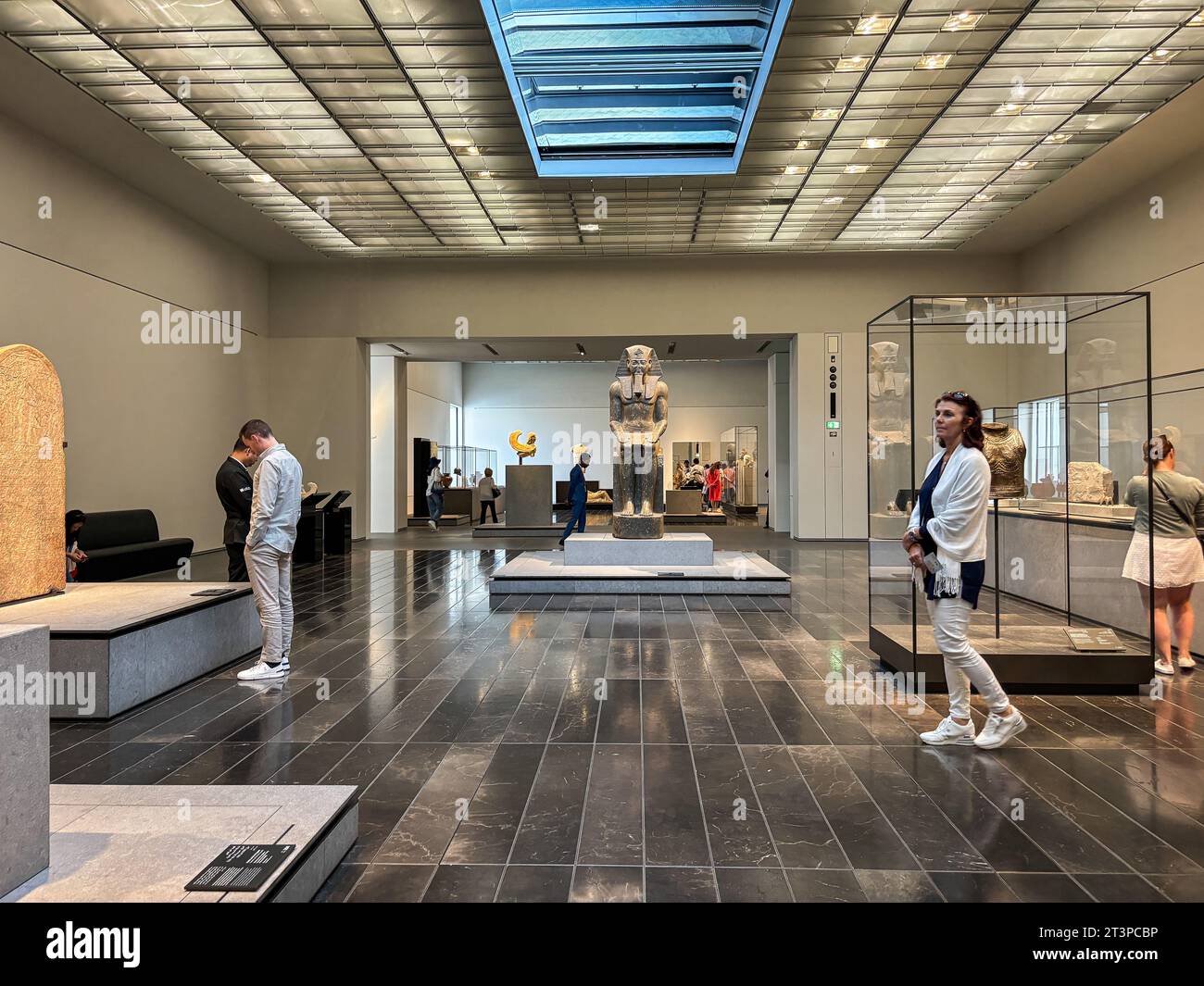 Émirats arabes Unis, Abu Dhabi, 2023-10-25. Inauguré en novembre 2017, le Louvre Abu Dhabi est une extension du musée du Louvre à Paris et a été conçu par l’architecte français Jean nouvel. Il est le fruit d’un accord intergouvernemental entre la France et l’Émirat d’Abou Dhabi signé en 2007. Photographie de Fred MARIE. Banque D'Images