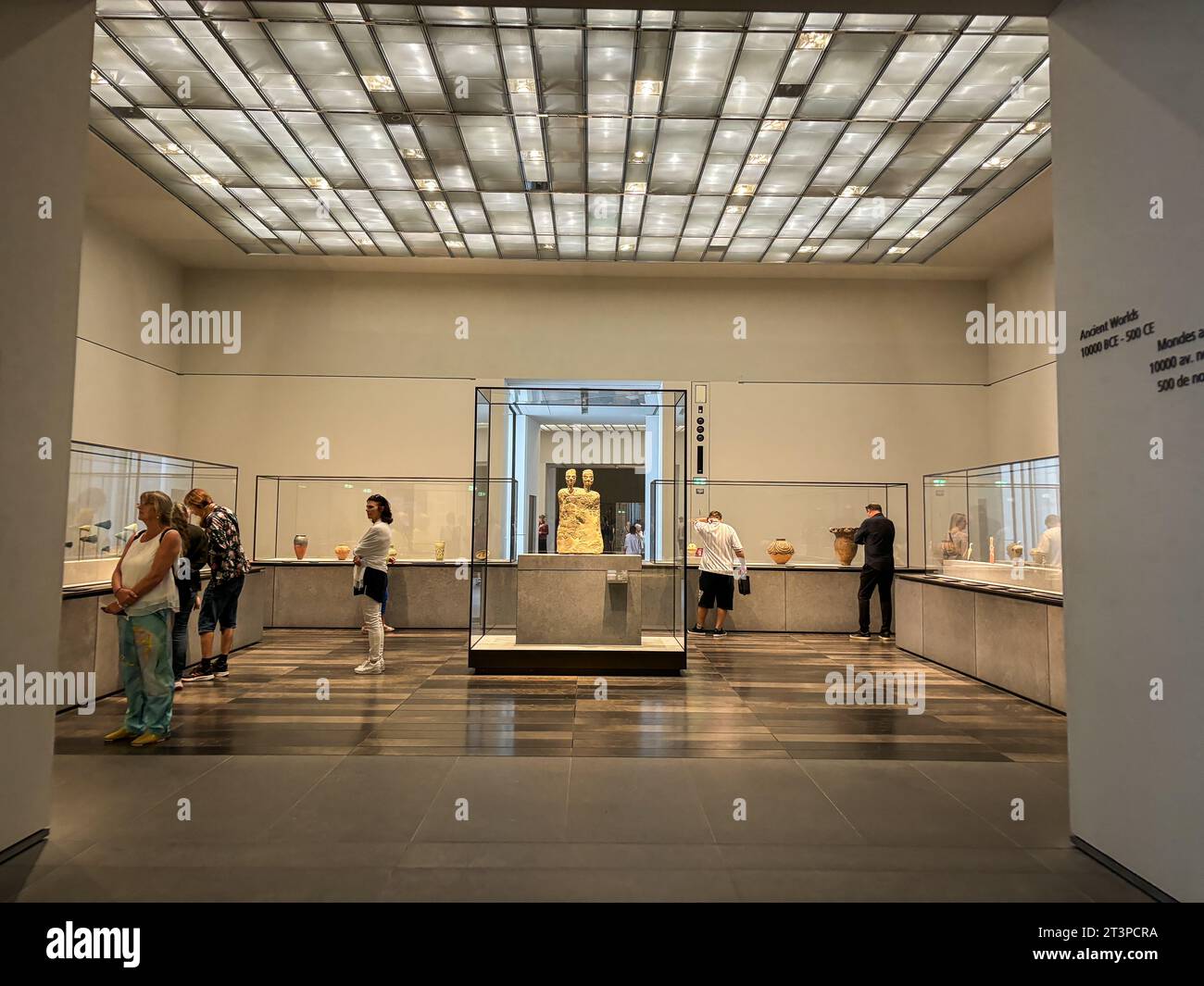 Émirats arabes Unis, Abu Dhabi, 2023-10-25. Inauguré en novembre 2017, le Louvre Abu Dhabi est une extension du musée du Louvre à Paris et a été conçu par l’architecte français Jean nouvel. Il est le fruit d’un accord intergouvernemental entre la France et l’Émirat d’Abou Dhabi signé en 2007. Photographie de Fred MARIE. Banque D'Images