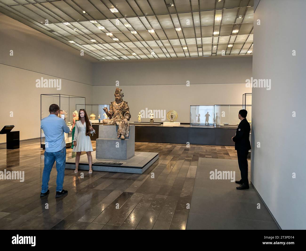 Émirats arabes Unis, Abu Dhabi, 2023-10-25. Inauguré en novembre 2017, le Louvre Abu Dhabi est une extension du musée du Louvre à Paris et a été conçu par l’architecte français Jean nouvel. Il est le fruit d’un accord intergouvernemental entre la France et l’Émirat d’Abou Dhabi signé en 2007. Photographie de Fred MARIE. Banque D'Images