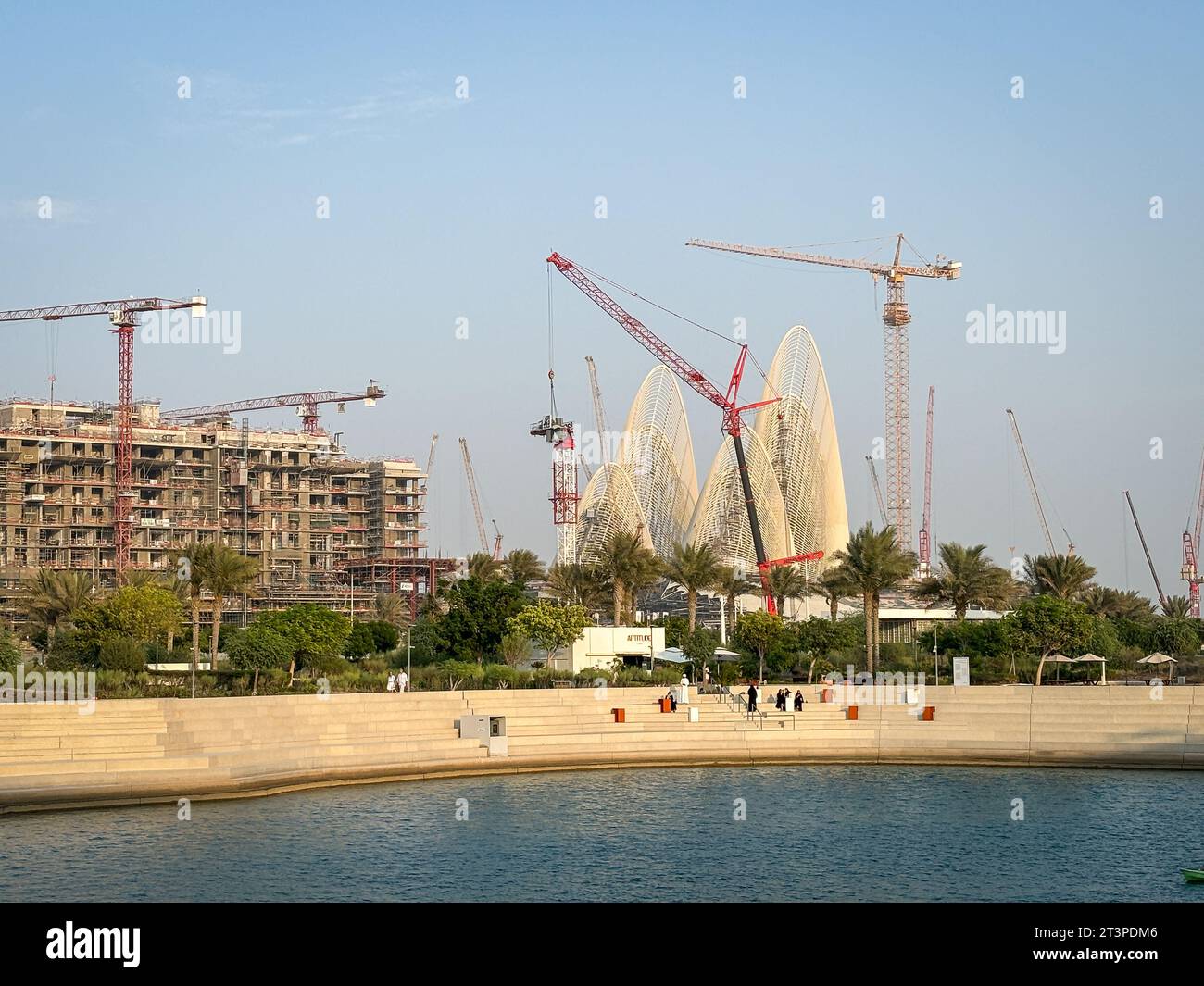 Émirats arabes Unis, Abu Dhabi, 2023-10-25. Inauguré en novembre 2017, le Louvre Abu Dhabi est une extension du musée du Louvre à Paris et a été conçu par l’architecte français Jean nouvel. Il est le fruit d’un accord intergouvernemental entre la France et l’Émirat d’Abou Dhabi signé en 2007. Photographie de Fred MARIE. Banque D'Images