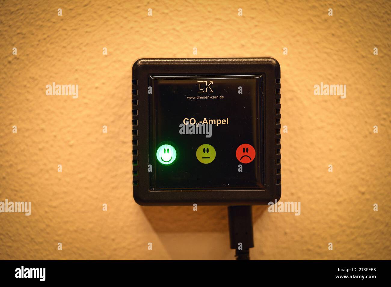 Potsdam, Allemagne. 26 octobre 2023. Une boîte en plastique noir avec l'inscription 'CO2 traffic light' et trois smileys qui s'allument en fonction de la composition de l'air. Crédit : Soeren Stache/dpa/Alamy Live News Banque D'Images Potsdam, Allemagne. 26 octobre 2023. Une boîte en plastique noir avec l'inscription 'CO2 traffic light' et trois smileys qui s'allument en fonction de la composition de l'air. Crédit : Soeren Stache/dpa/Alamy Live News Banque D'Images