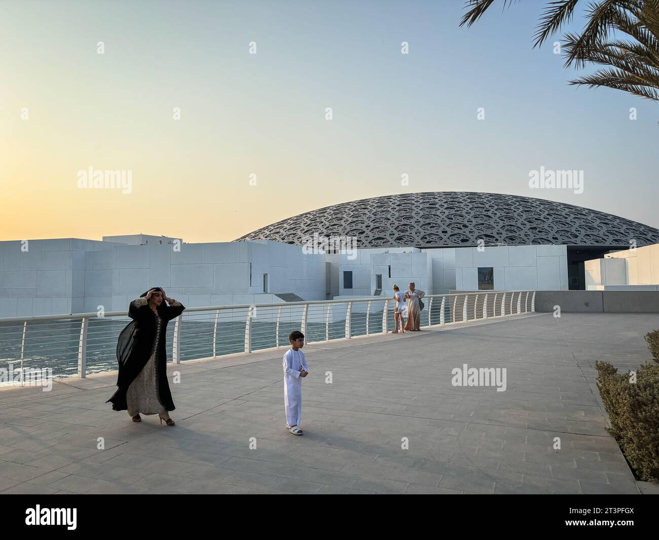 Émirats arabes Unis, Abu Dhabi, 2023-10-25. Inauguré en novembre 2017, le Louvre Abu Dhabi est une extension du musée du Louvre à Paris et a été conçu par l’architecte français Jean nouvel. Il est le fruit d’un accord intergouvernemental entre la France et l’Émirat d’Abou Dhabi signé en 2007. Photographie de Fred MARIE / collectif DR. Émirats arabes Unis, Abu Dhabi, 2023-10-25. Lancement en novembre 2017, le Louvre Abou Dabi est une extension du musée du Louvre de Paris et a ete concu par l architecte francais Jean nouvel. Il est le résultat d'un accord intergouvernemental entre la FRA Banque D'Images